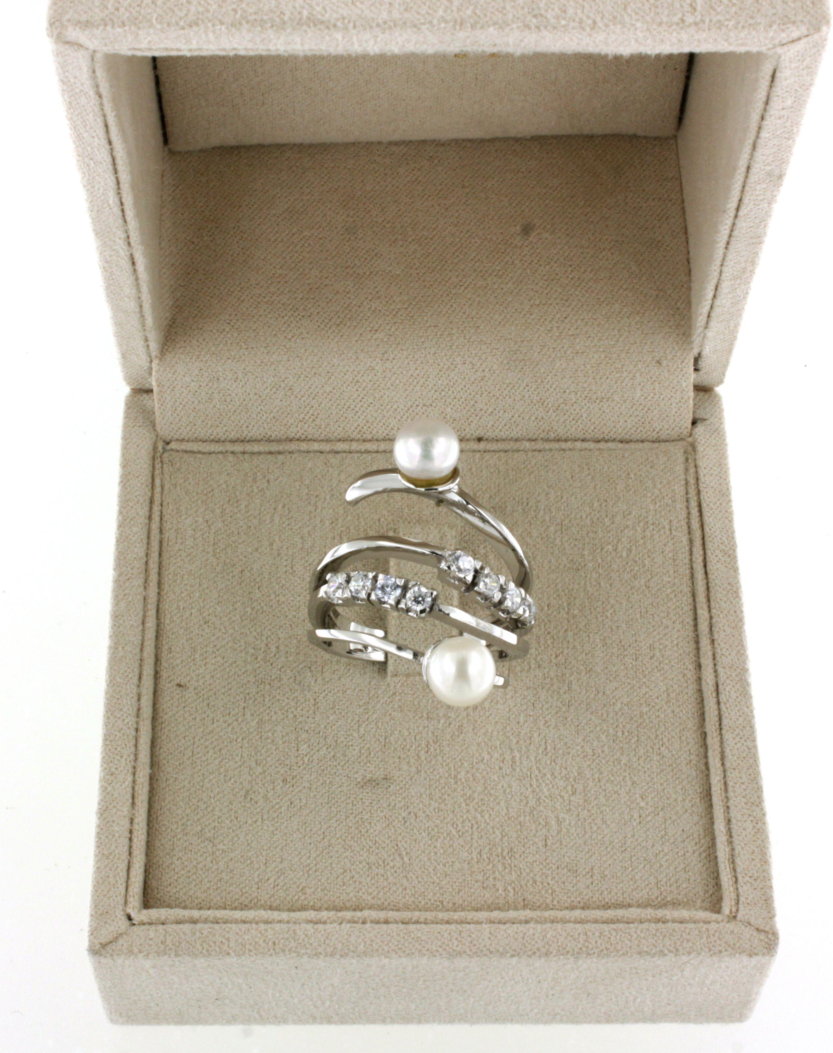 Bague de cocktail classique en or blanc 18 carats avec zircons blancs et perles en vente 1