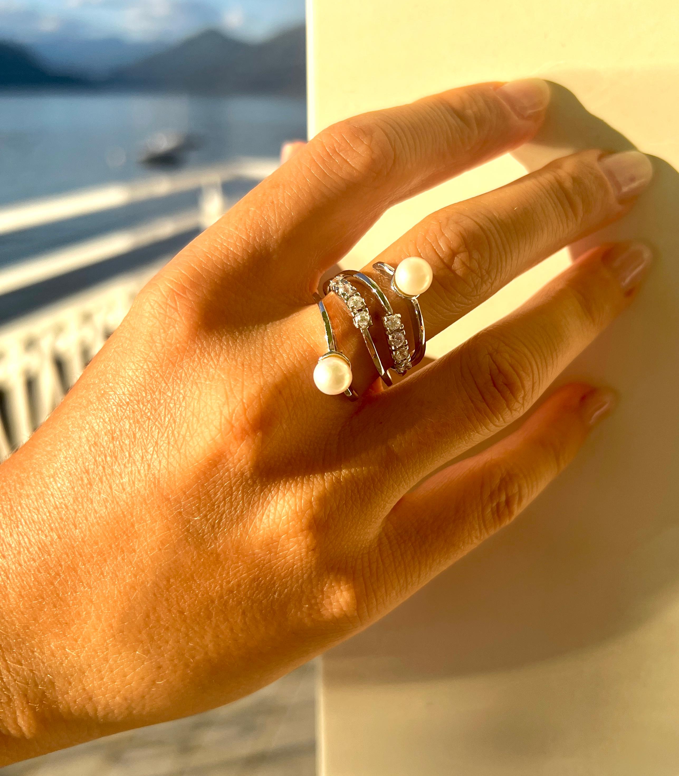 18 Kt White Gold with White Zircons and Pearls Cocktail Classic Fashion Ring For Sale 2