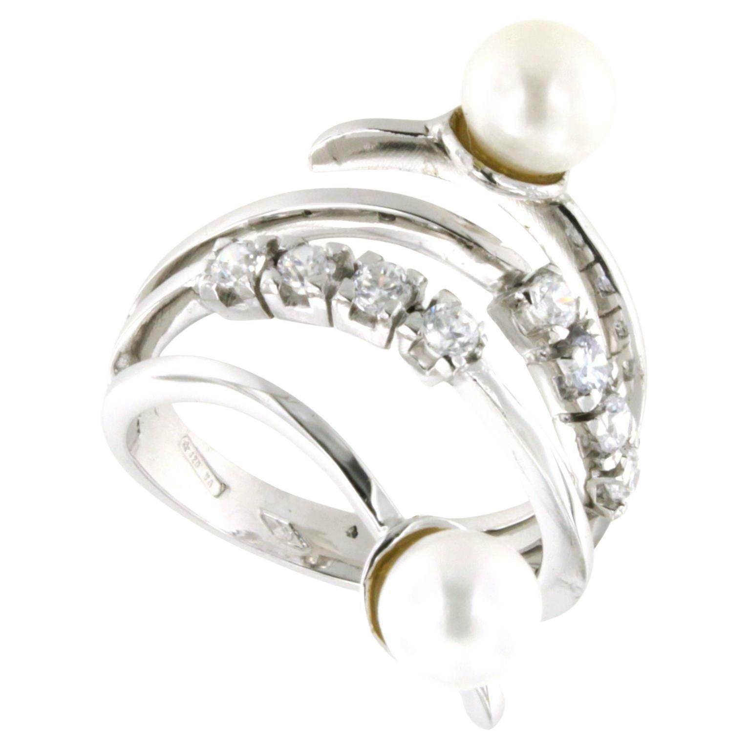 Bague de cocktail classique en or blanc 18 carats avec zircons blancs et perles en vente
