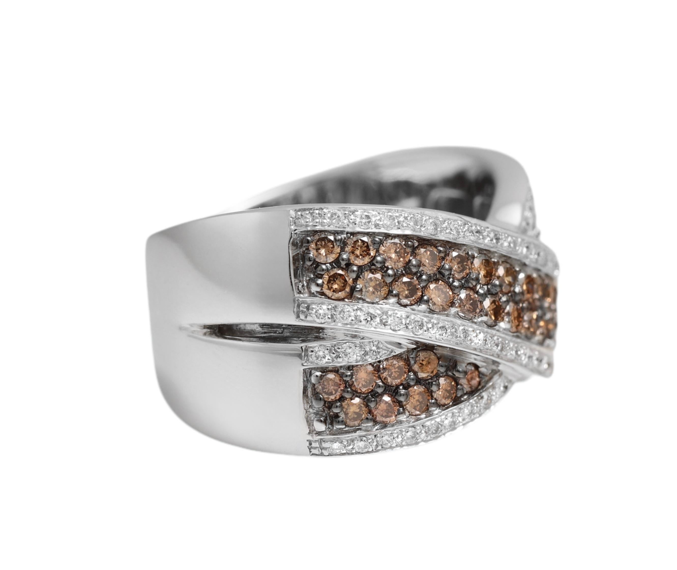18 kt. White Gold Wrap Ring With 1.6 ct. White & Cognac Diamonds In New Condition For Sale In Antwerp, BE