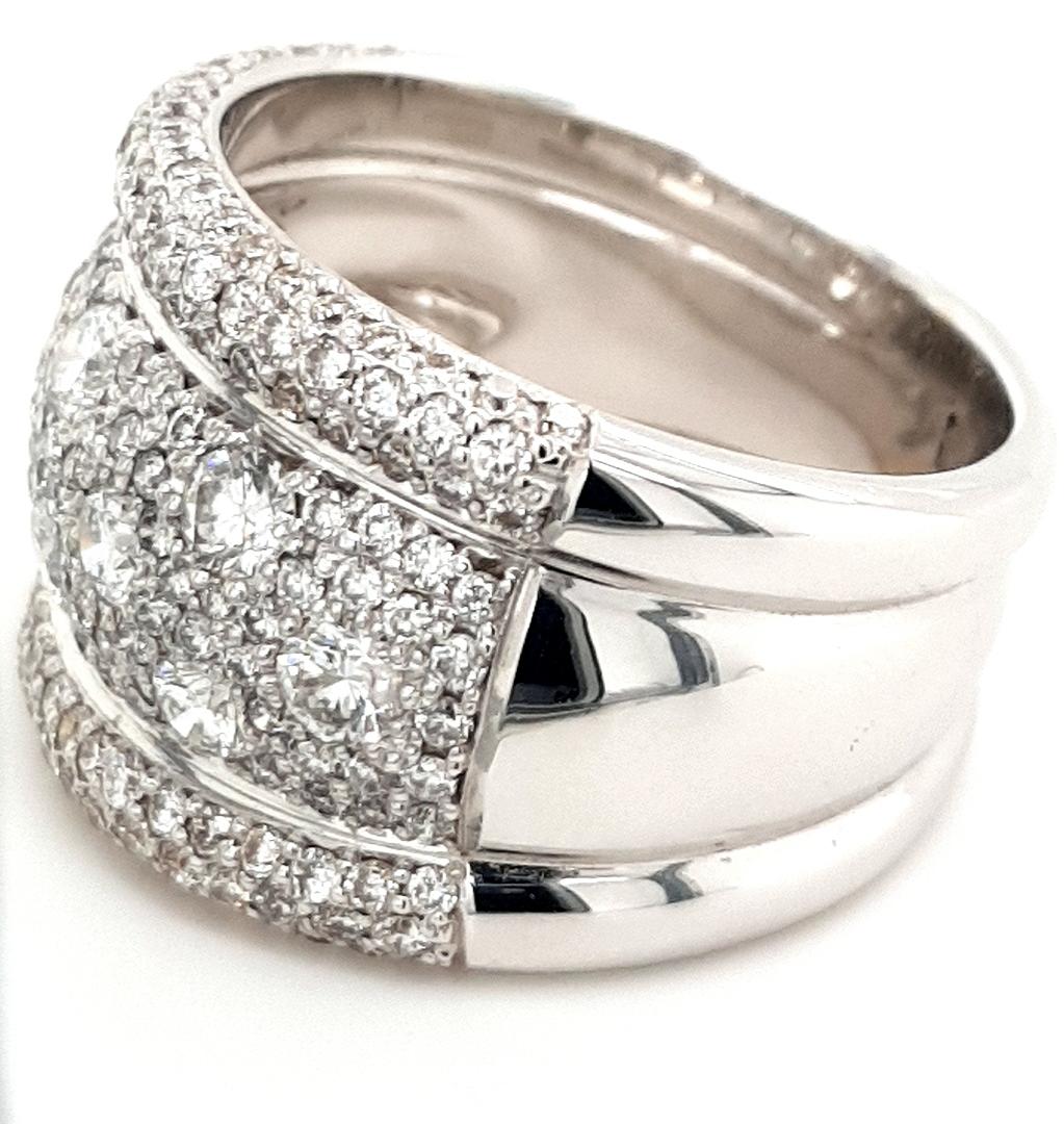 18kt White Gold Ring with Brilliant Cut Diamonds For Sale 4