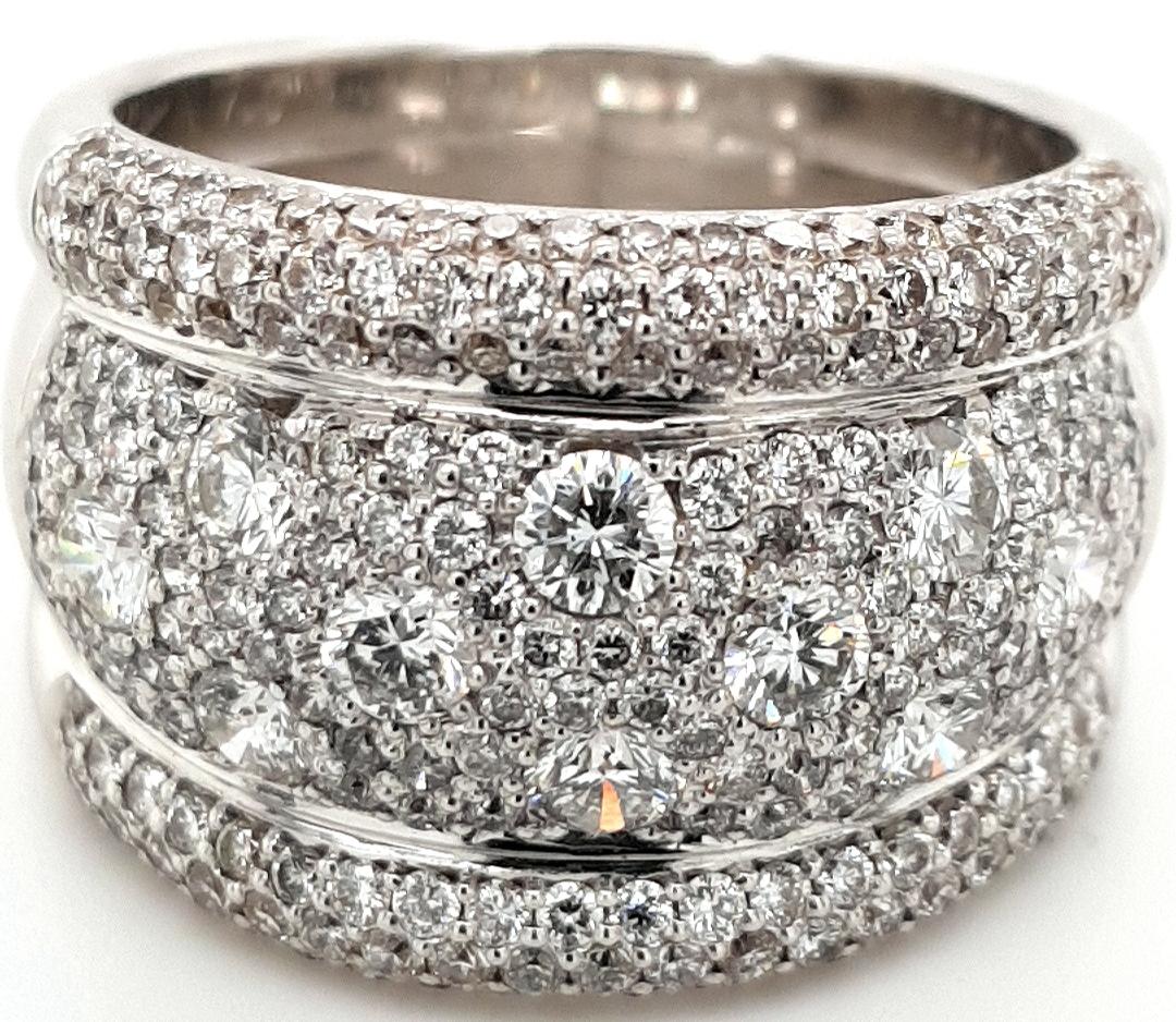 18kt White Gold Ring with Brilliant Cut Diamonds In Excellent Condition For Sale In Antwerp, BE