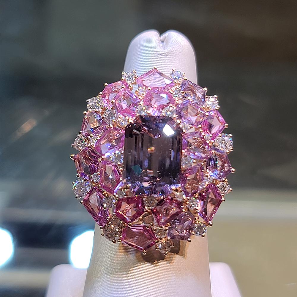 1 Sapp - 5,77ct   GUILD 24561223 Rosa / Ohne Hitze / Vietnam
Karat Gewicht:  5.77ct
Form und Schnitt: Achteckig / Stufe
Farbe: Rosa
Behandlung: Keine Hitze
Herkunft: Vietnam
Bescheinigung: GUILD 24561223 Rosa

Spin 1 Stück - 5,77ct / 20 F.Sapp -