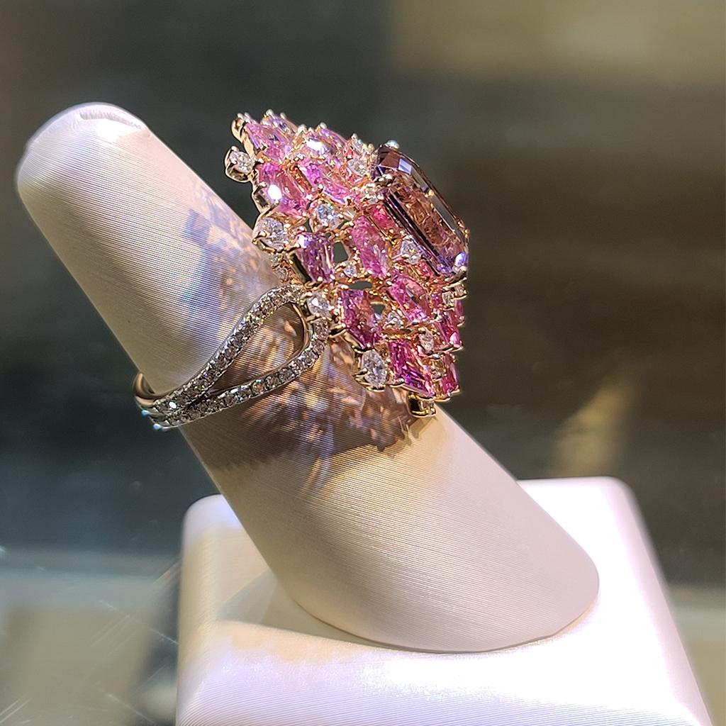 18 Kt Weiß-Rotgold 5,77 Karat unerhitzter Spinell & Diamant Cocktail-Ring / Anhänger (Moderne) im Angebot