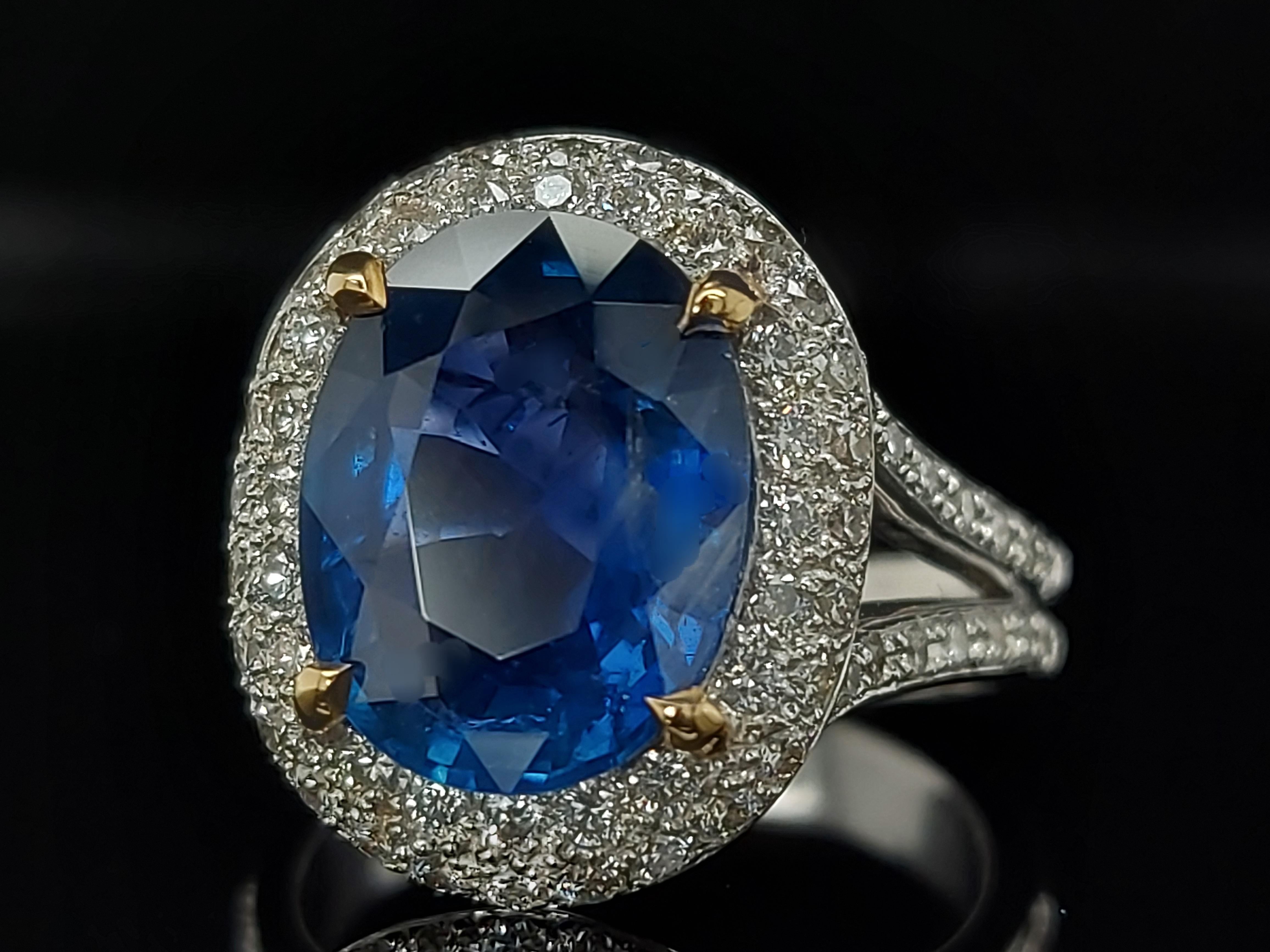 Stunning 18 kt white gold ring with a big striking Burma No heat intense blue sapphire stone surrounded by diamonds.

Sapphire: Burma No Heat sapphire 4.88 Carat.

Diamonds: 76 round cut diamonds, 1,02 ct

Material: 18kt white gold

Total weight: