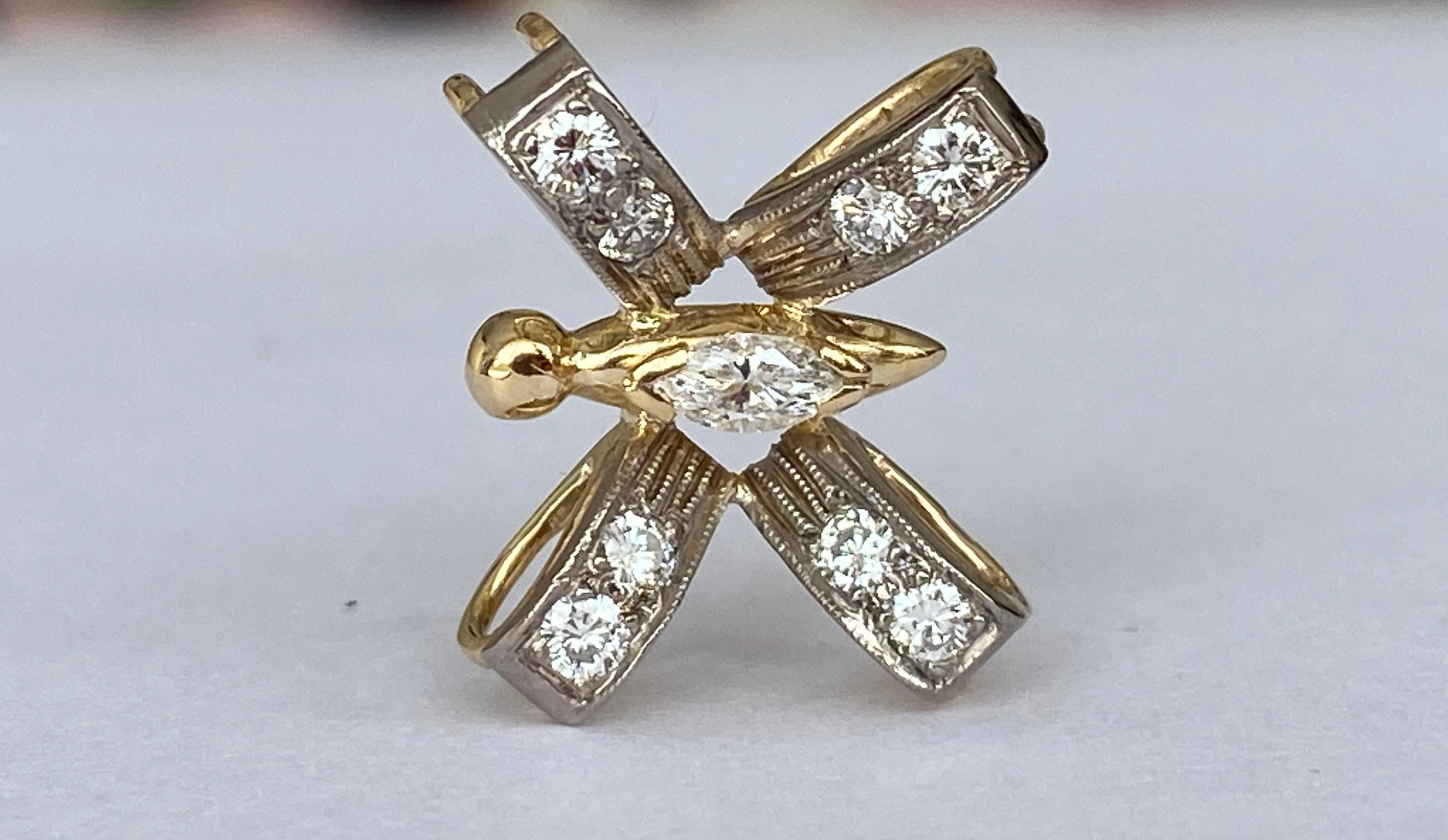 Offerta: 18 KT  pendente a farfalla in oro giallo/bianco con 8 diamanti taglio brillante di circa 0,30 ct di qualità G/VS/SI e un diamante taglio marquis di circa 0,15 ct G/I1. Totale: 0,45 ct.
Grado di oro: 750
Peso: 2,7 grammi
Dimensioni del