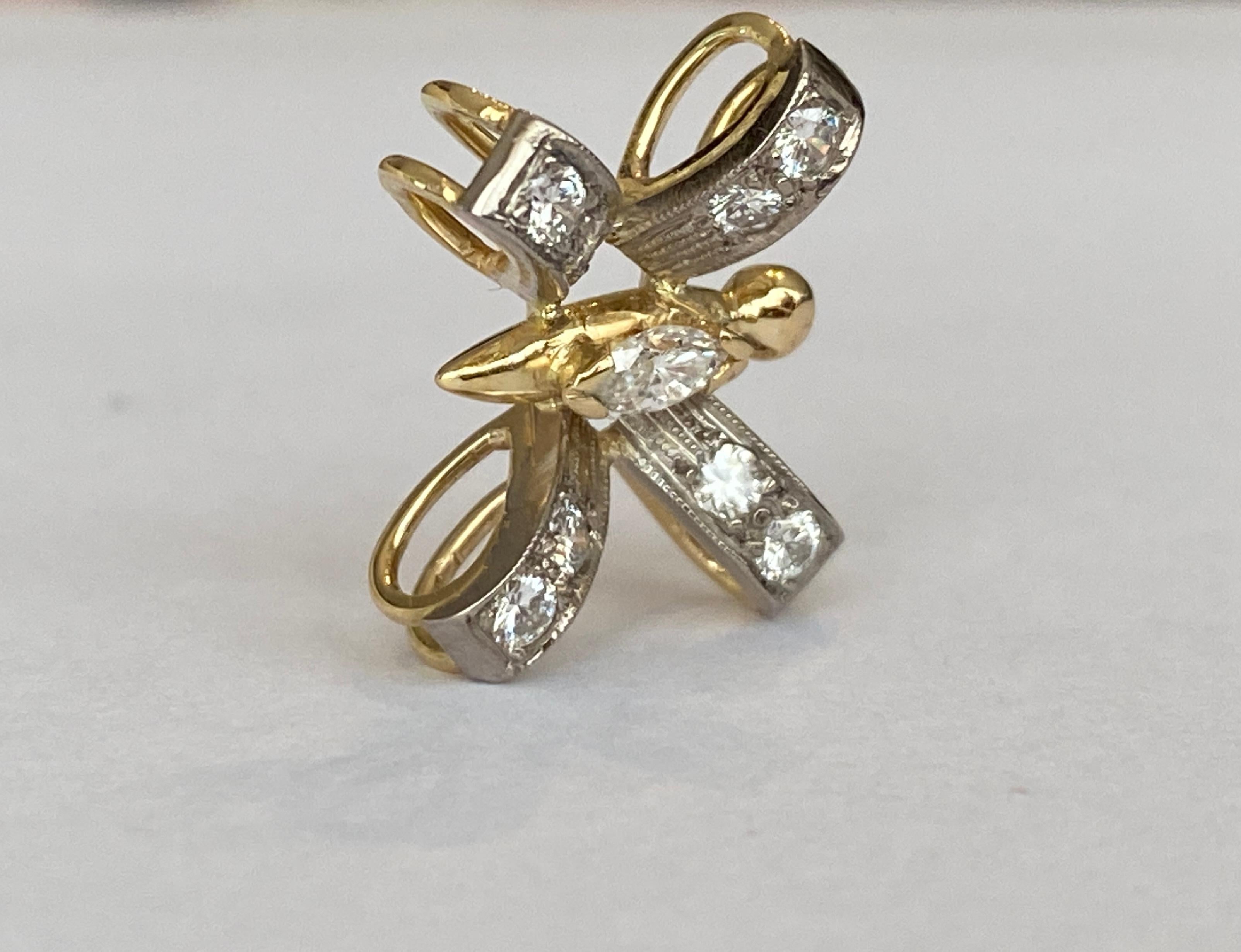 Taglio marquise 18 kt Whiting/giallo  ciondolo in oro con farfalla e diamante in vendita