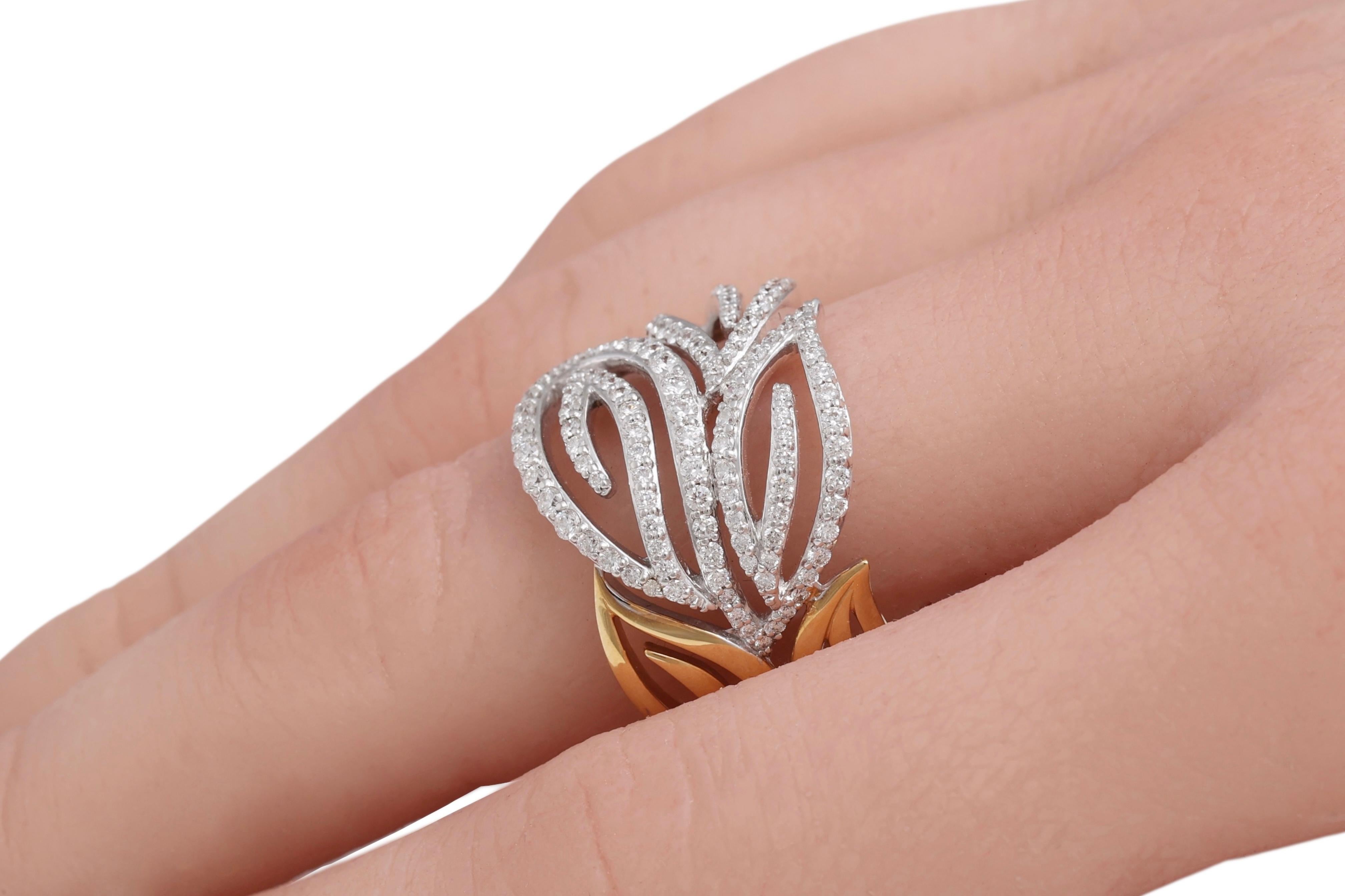 Bague en or blanc et jaune 18 Kt avec motif de feuilles et diamants en vente 4