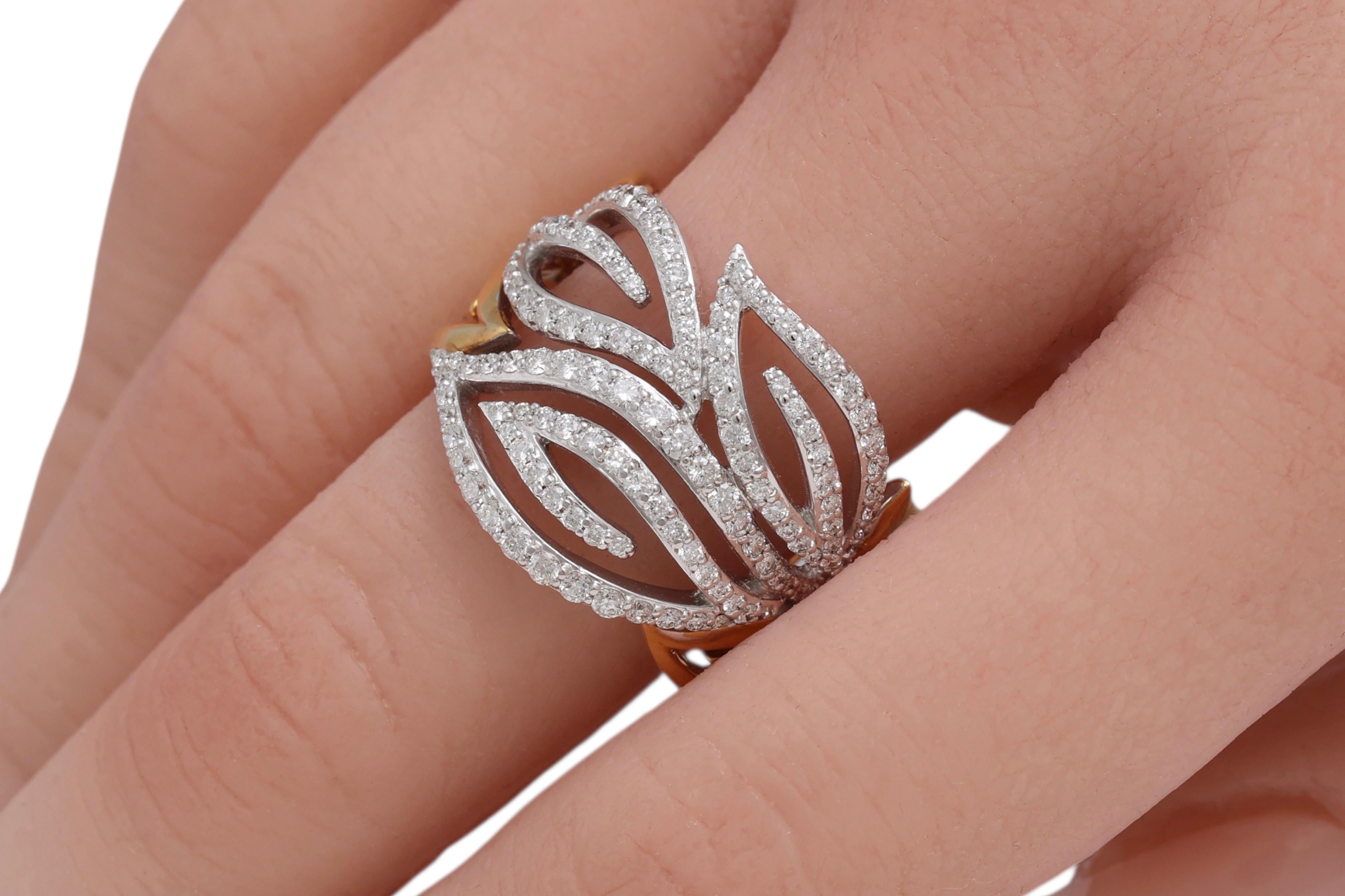 Bague en or blanc et jaune 18 Kt avec motif de feuilles et diamants en vente 5