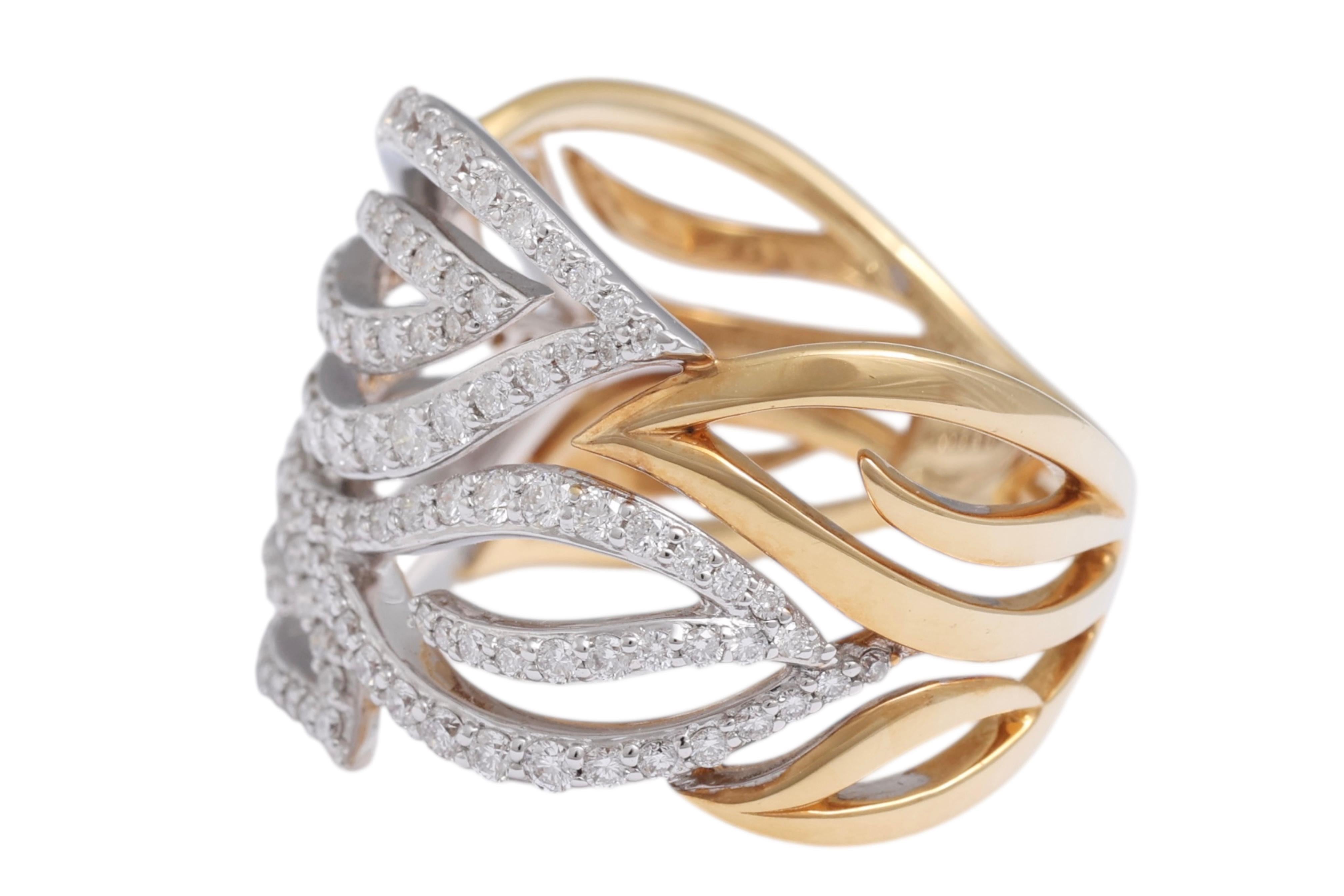 Moderne Bague en or blanc et jaune 18 Kt avec motif de feuilles et diamants en vente