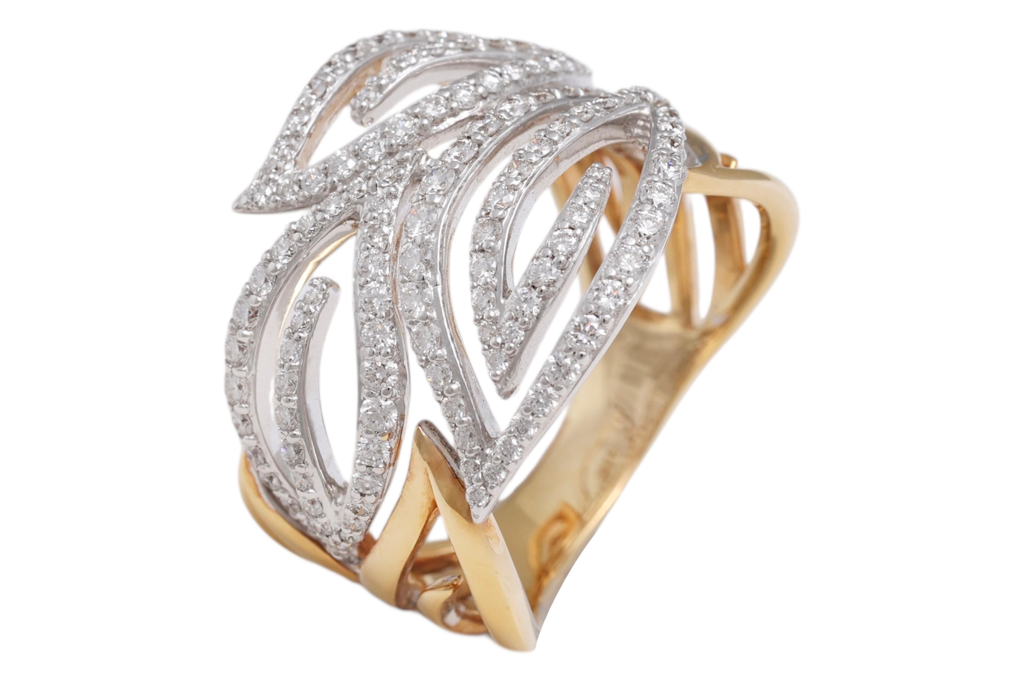 Taille brillant Bague en or blanc et jaune 18 Kt avec motif de feuilles et diamants en vente