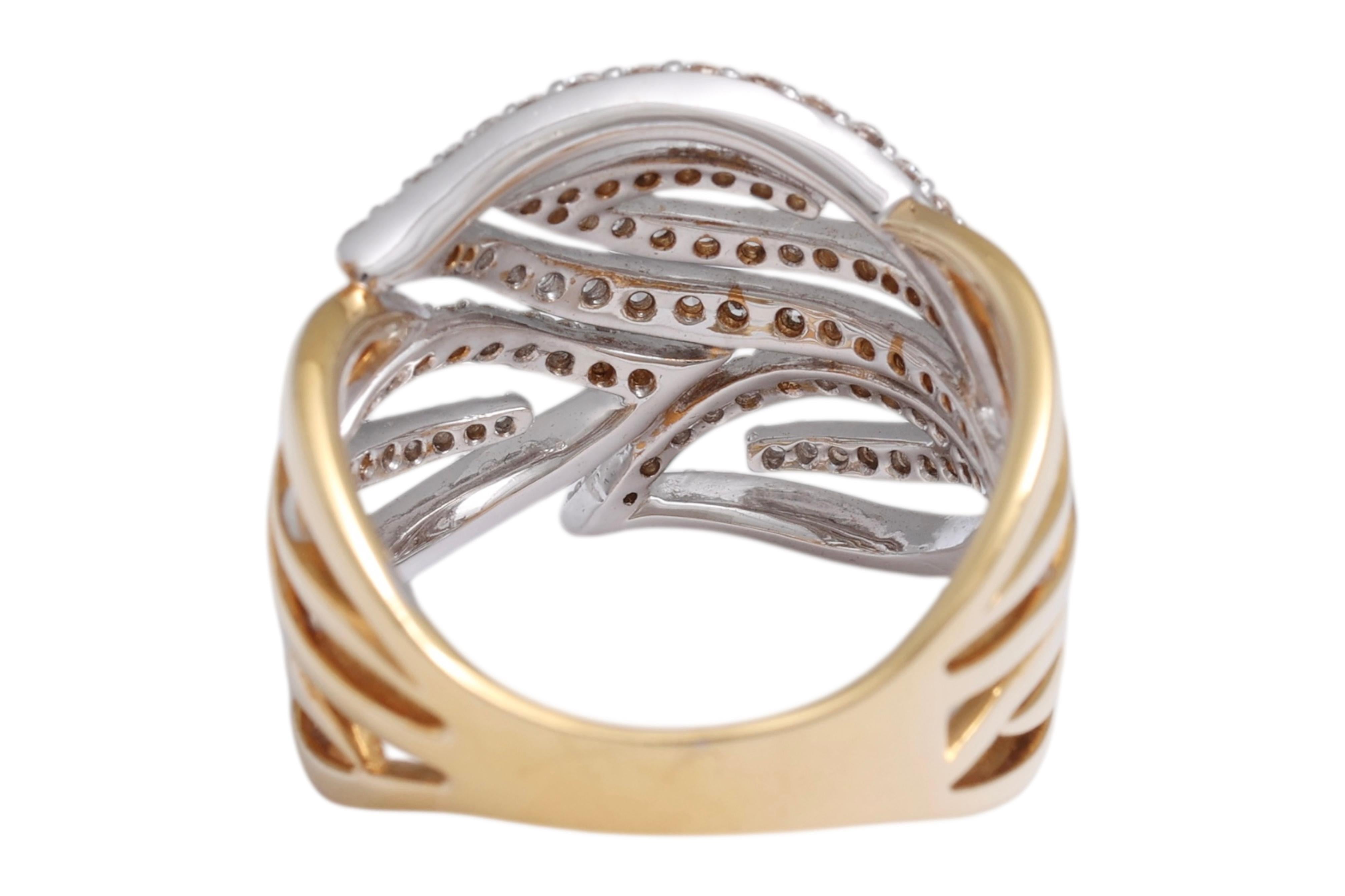 Bague en or blanc et jaune 18 Kt avec motif de feuilles et diamants en vente 2