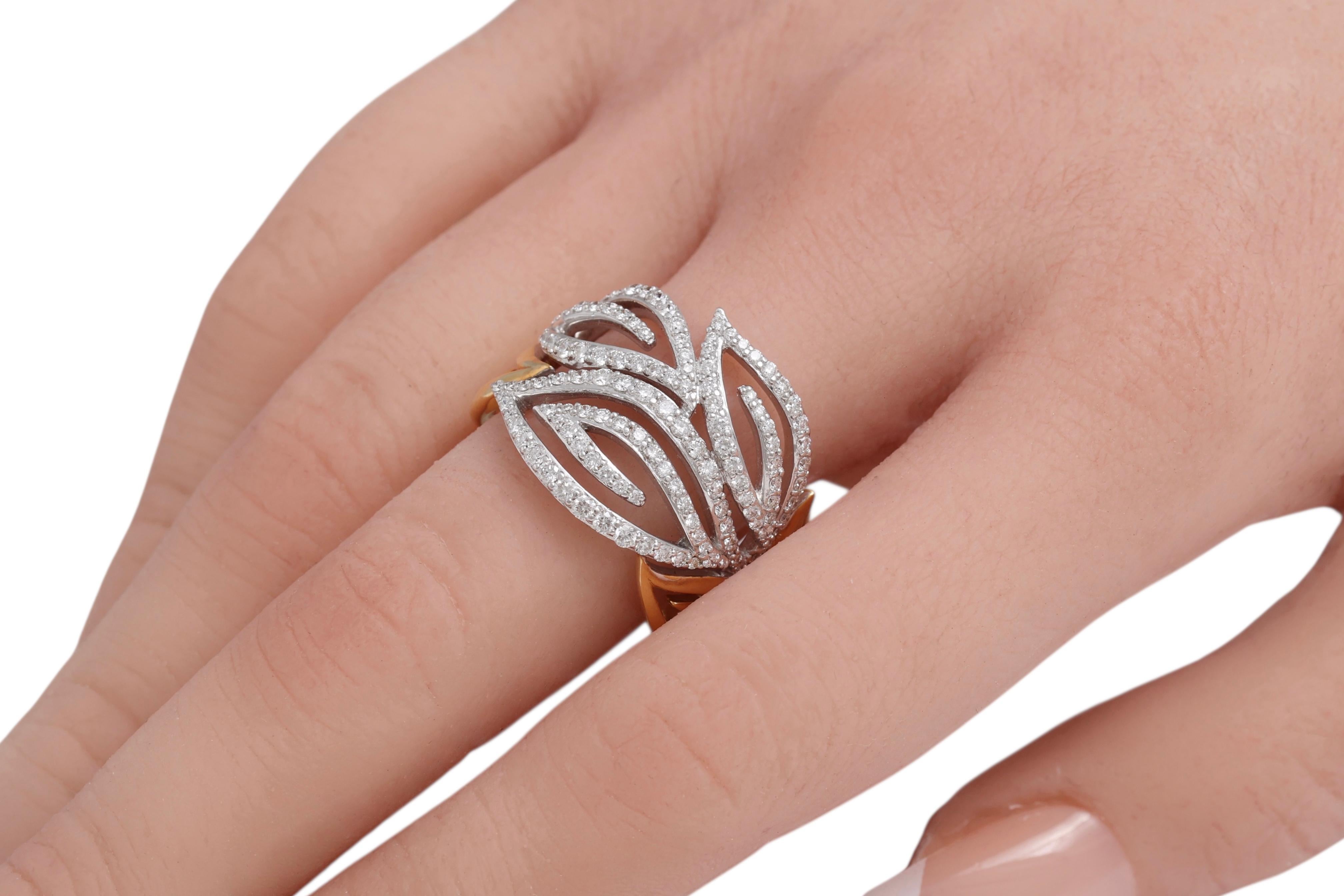 Bague en or blanc et jaune 18 Kt avec motif de feuilles et diamants en vente 3