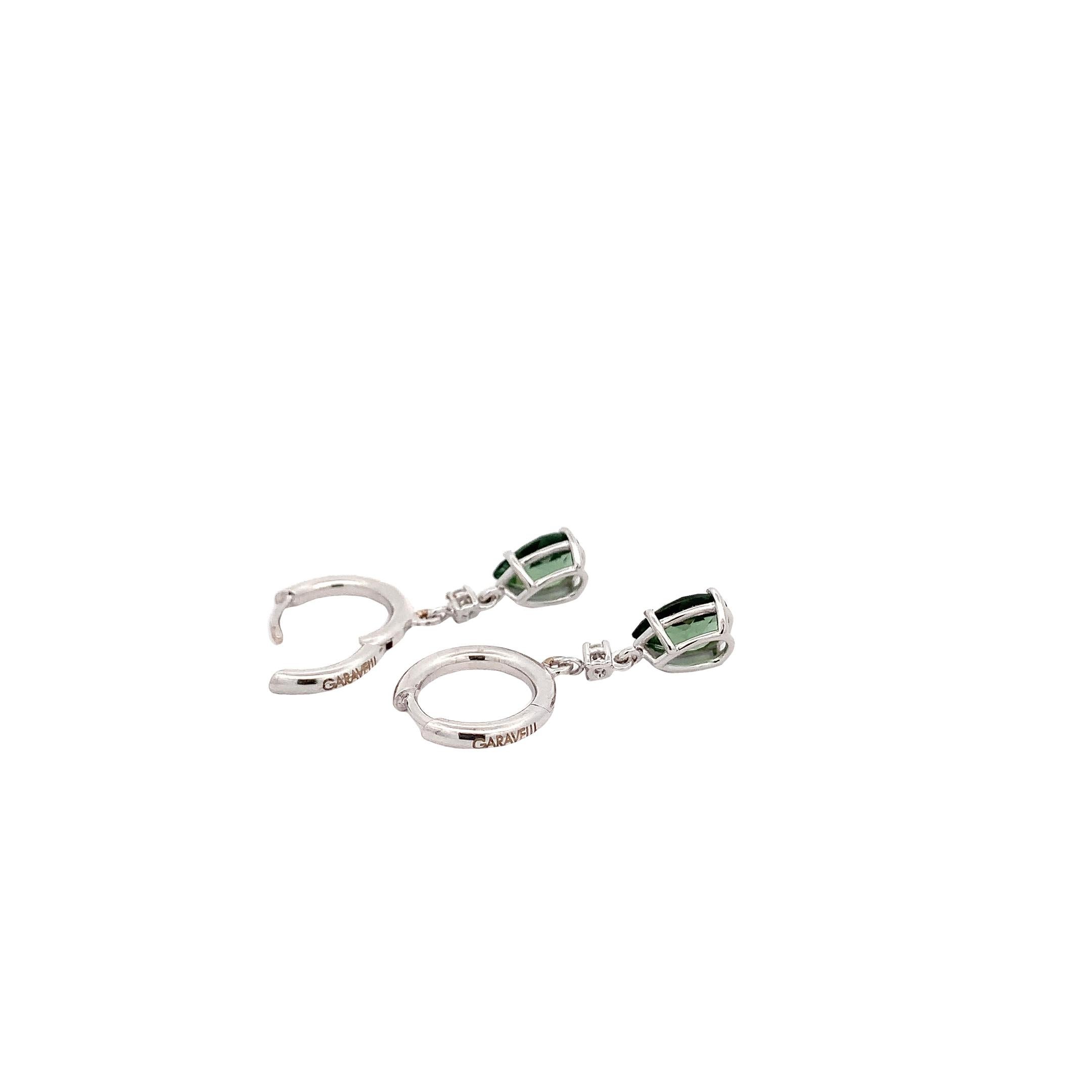 Taille ronde Boucles d'oreilles pendantes Garavelli en or blanc 18 carats, tourmaline verte et diamants en vente