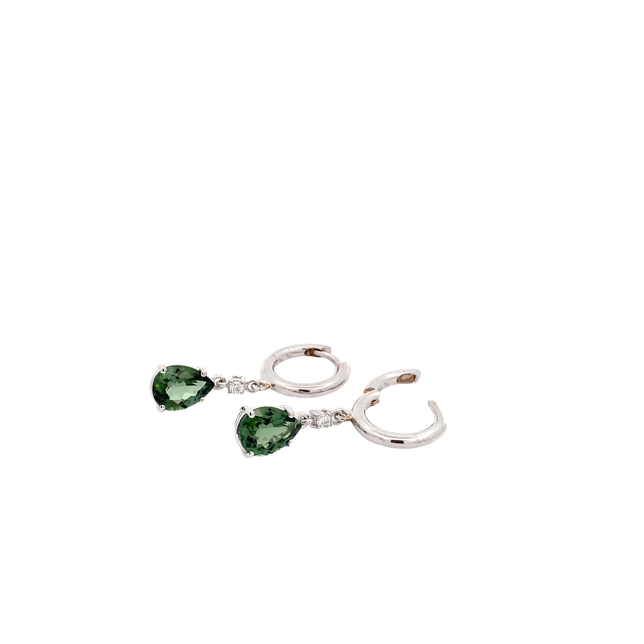 18 Kt WhiteGold Green Tourmaline and Diamonds Garavelli Hanging Earrings In New Condition For Sale In Valenza, IT