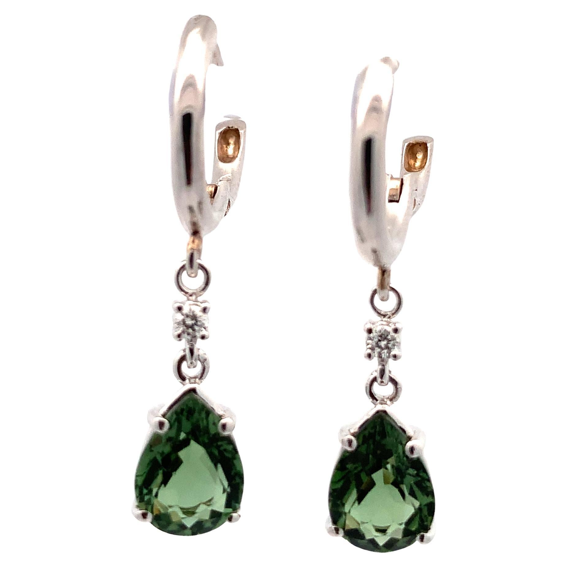 Boucles d'oreilles pendantes Garavelli en or blanc 18 carats, tourmaline verte et diamants en vente