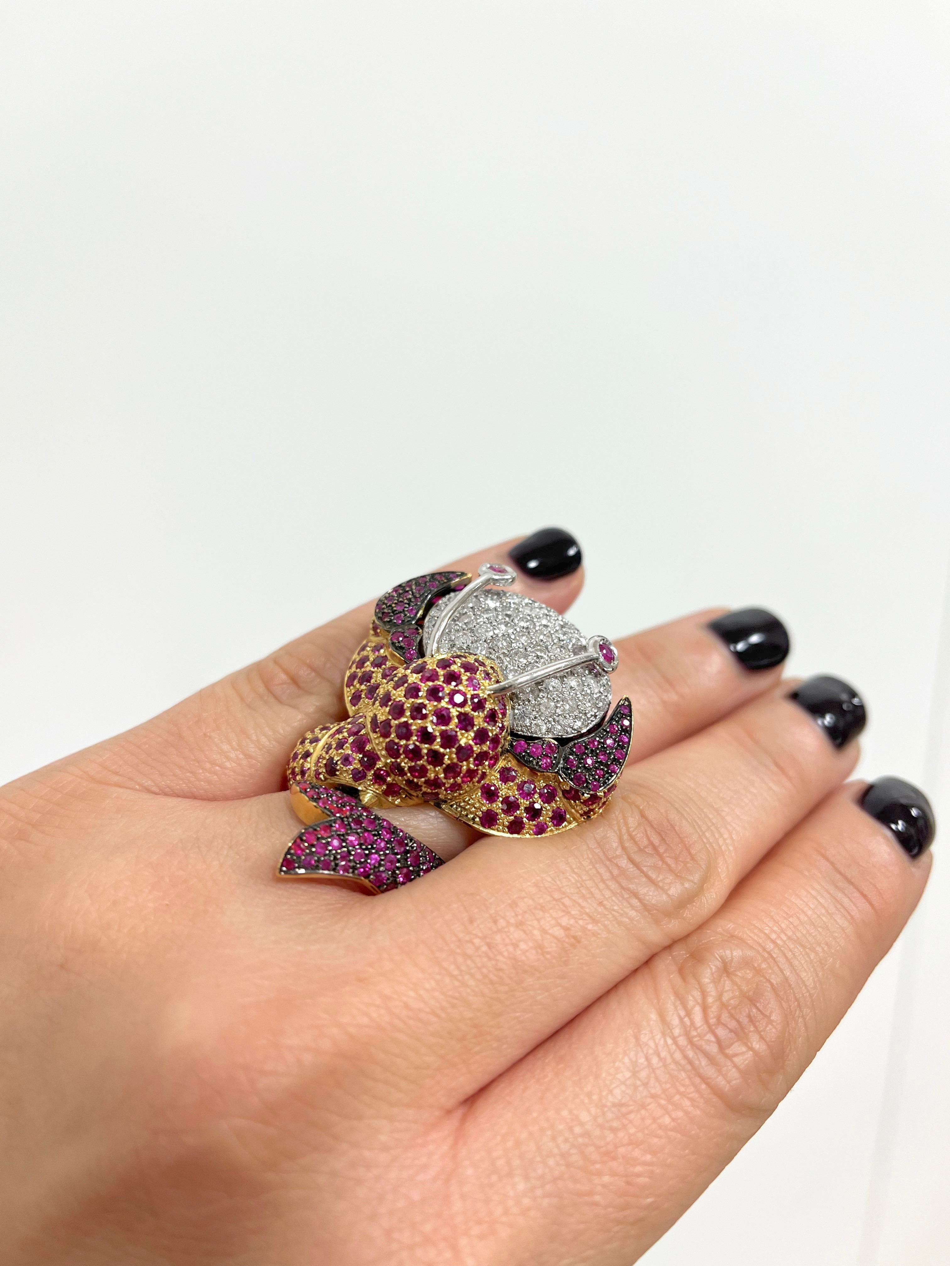 18 Kt. Yellow and White Gold Diamonds Ruby Pink Sapphire Lobster Cocktail Ring In Excellent Condition For Sale In Rome, IT