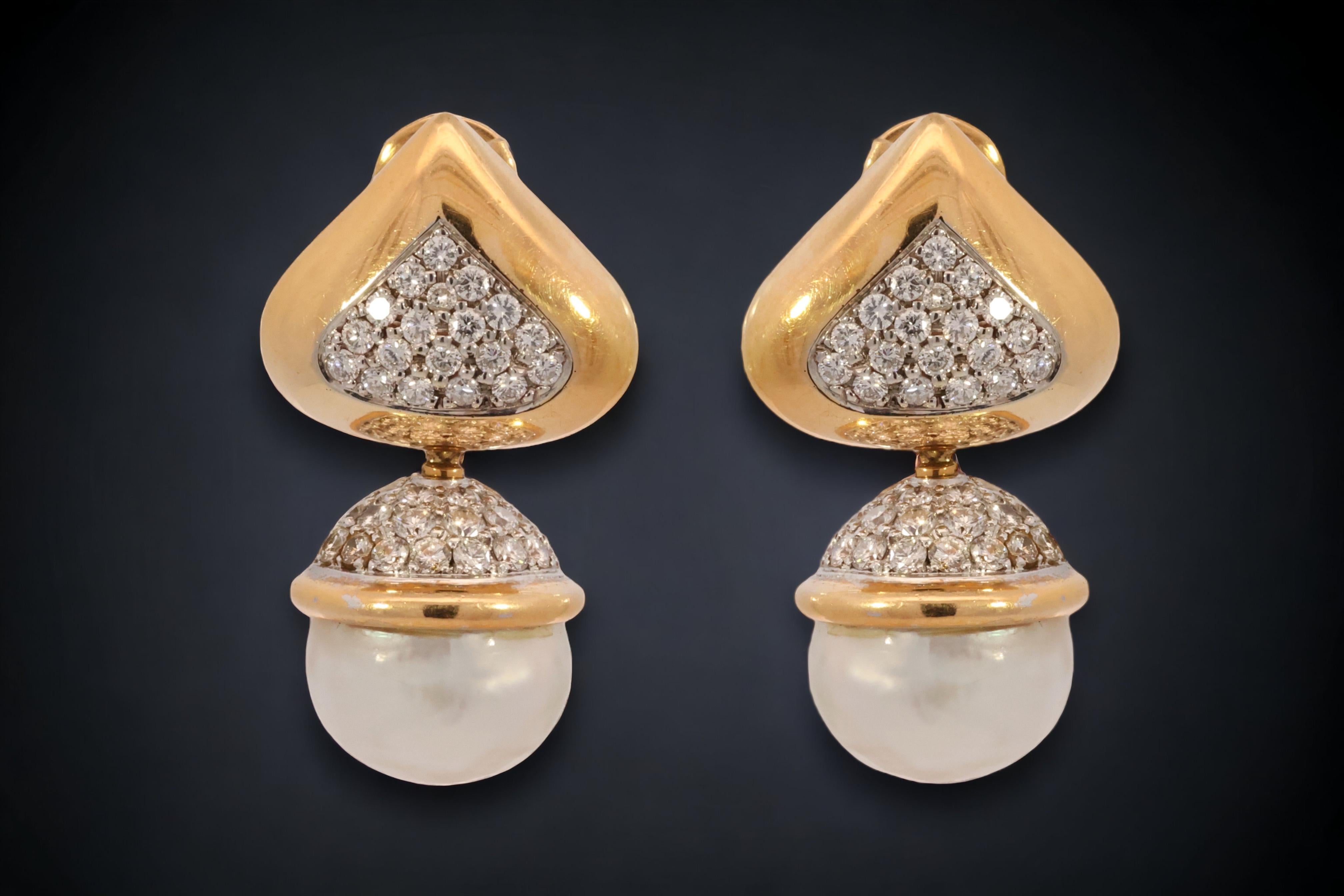 Gorgeous 18 kt. Yellow and White Gold Earrings With Big Mabé Pearls and 2.4 ct. Diamonds 

Diamond: brilliant cut diamonds together approx. 2.4 ct.

Pearl:  2 Mabe Pearls diameter 14 mm

Material: 18 kt. yellow and white gold 

Measurements: 35.5 mm