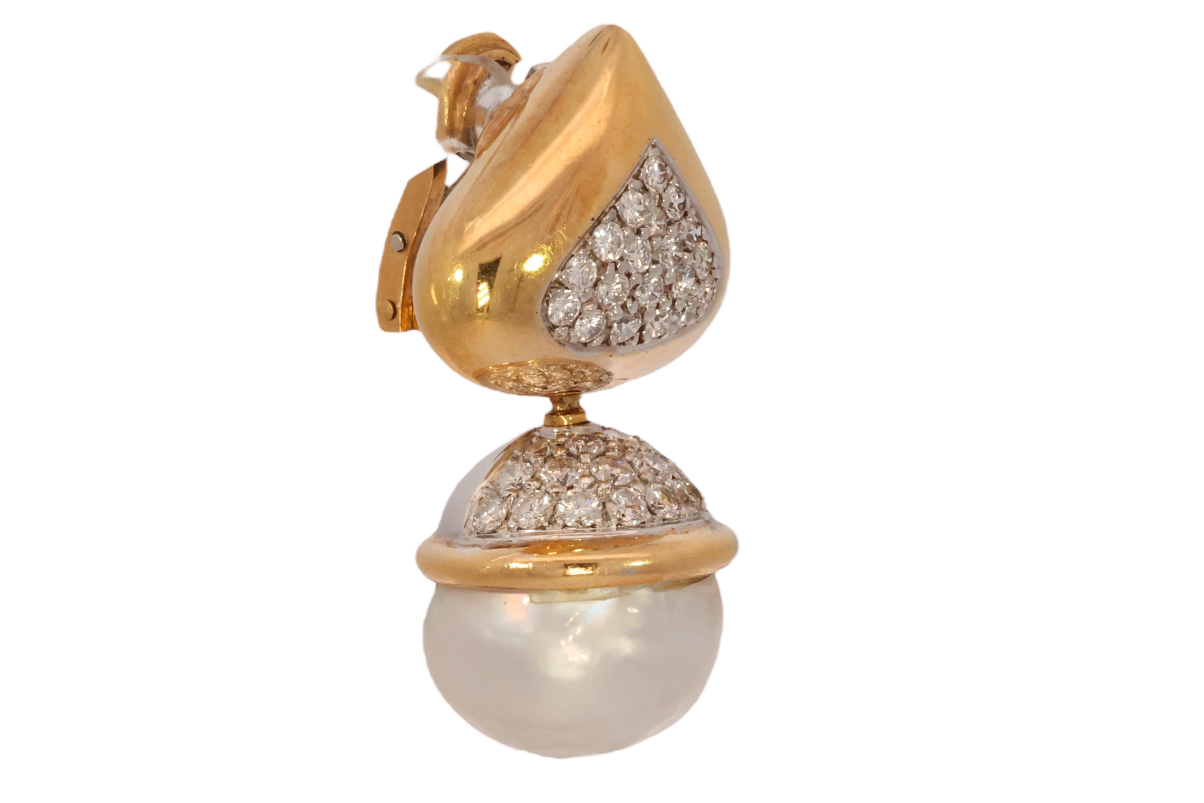 18 kt. Boucles d'oreilles en or jaune et blanc avec de grandes perles et 2,4 carats Diamants  Excellent état - En vente à Antwerp, BE