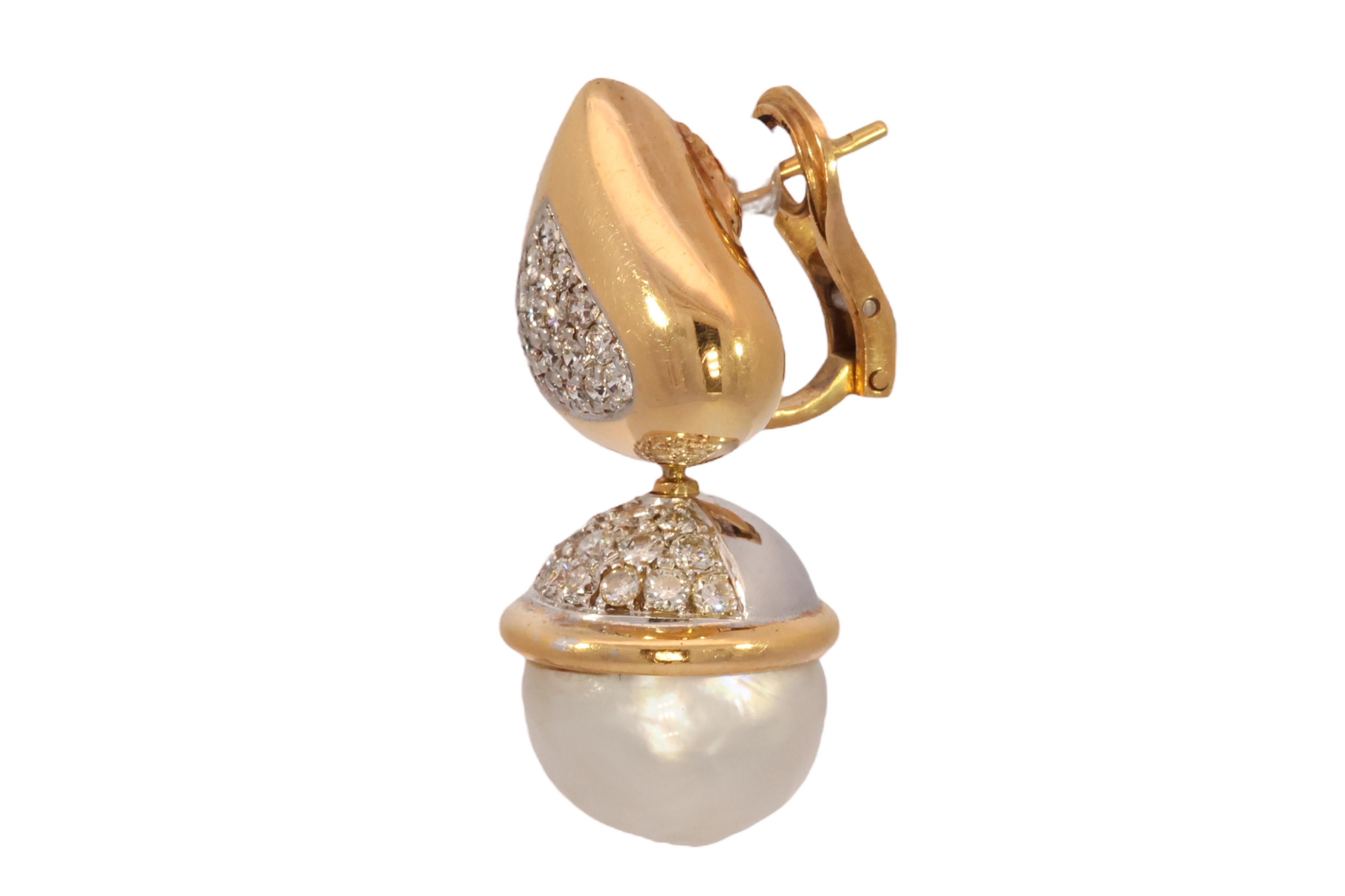 18 kt. Boucles d'oreilles en or jaune et blanc avec de grandes perles et 2,4 carats Diamants  Unisexe en vente