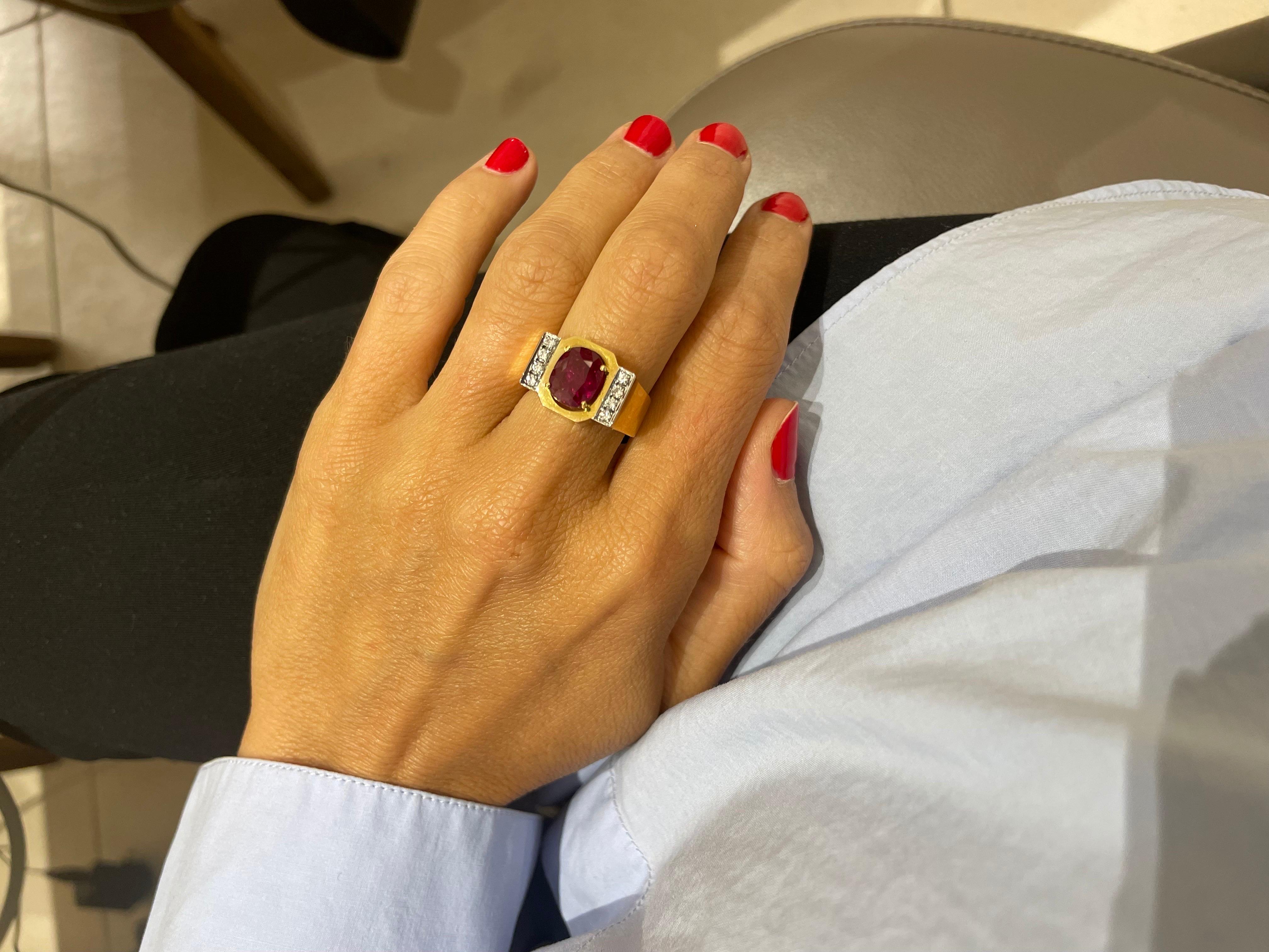 18 KT Yellow Gold 2.35 Ct Ruby 0.15Ct Diamond Ring In New Condition For Sale In New York, NY