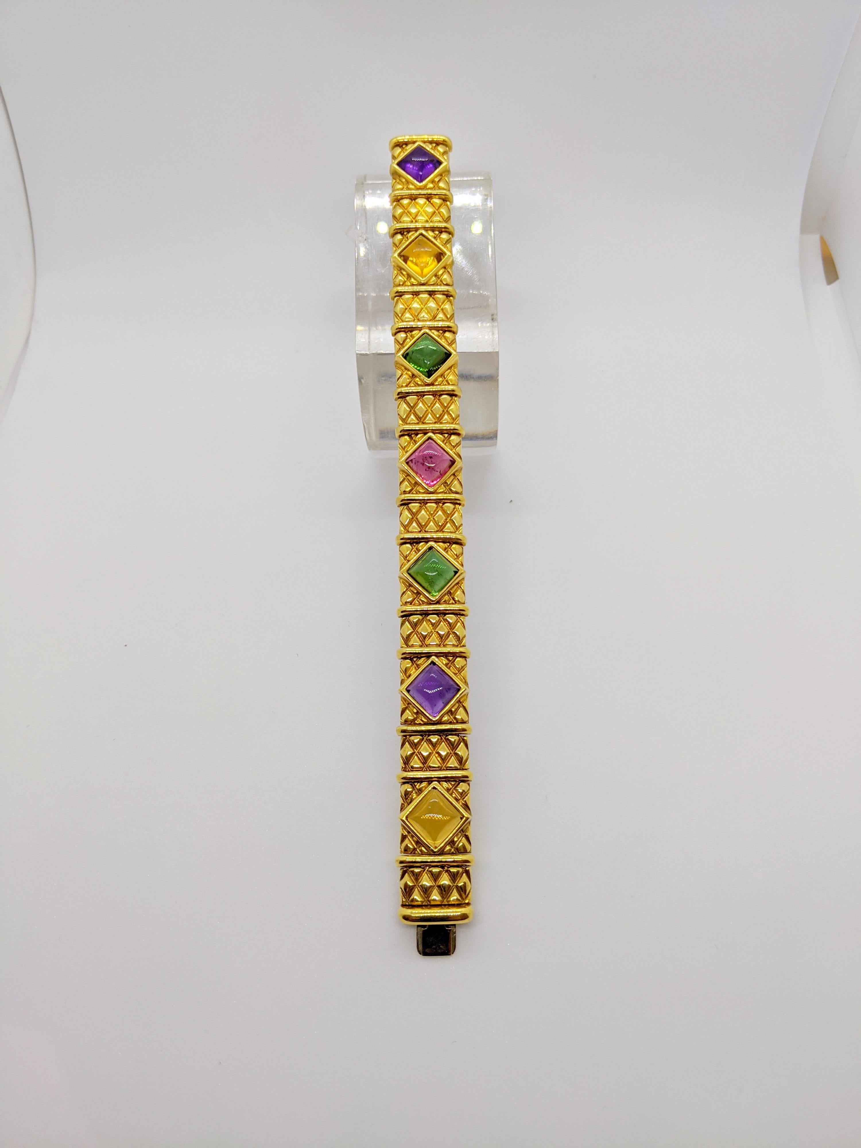 Armband aus 18 Karat Gelbgold und Cabachon Halbedelsteinen im Zustand „Neu“ im Angebot in New York, NY