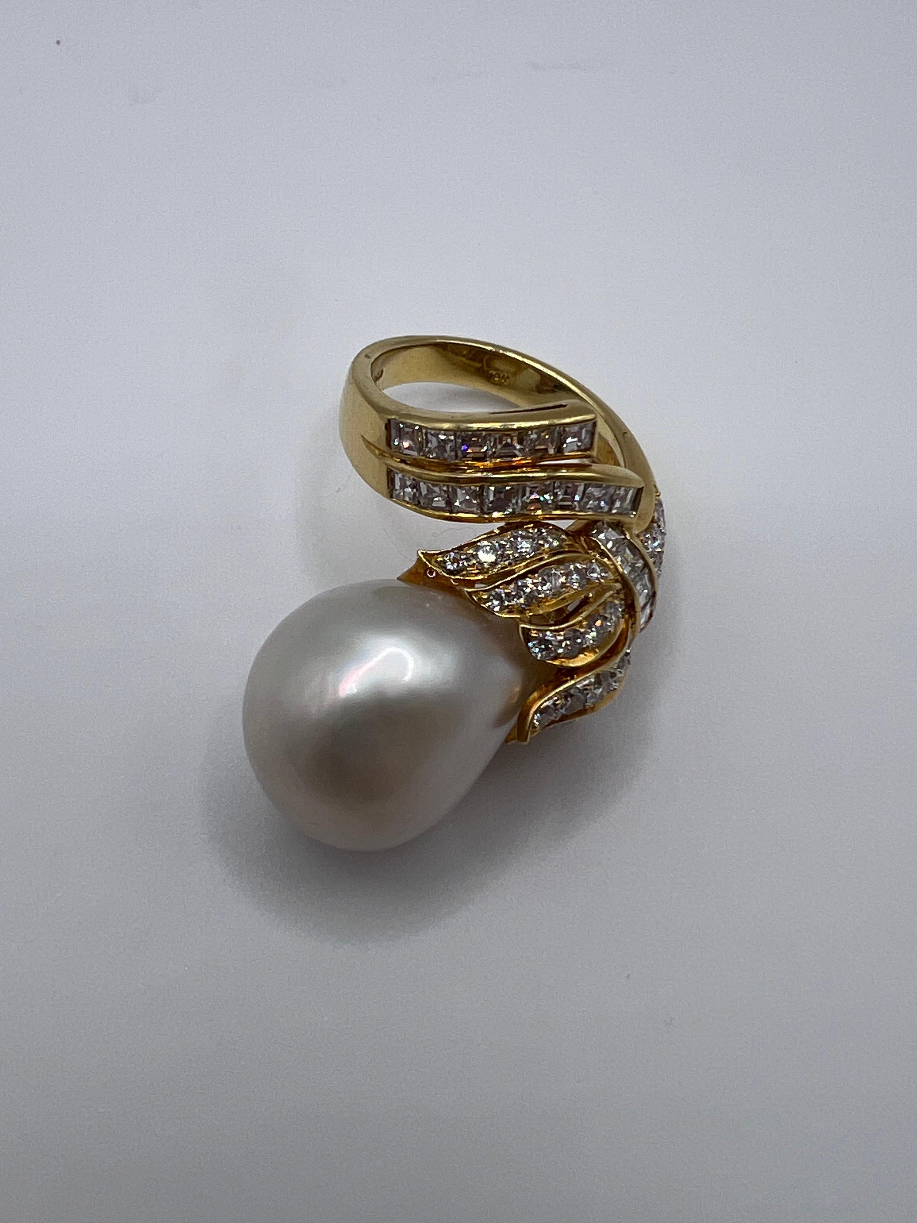 - Or jaune 18 ct
- Environ 1,5 carats de diamants taillés en carré
- Environ 1,5 carats de diamants de taille ronde 
- Perle de la mer du Sud 