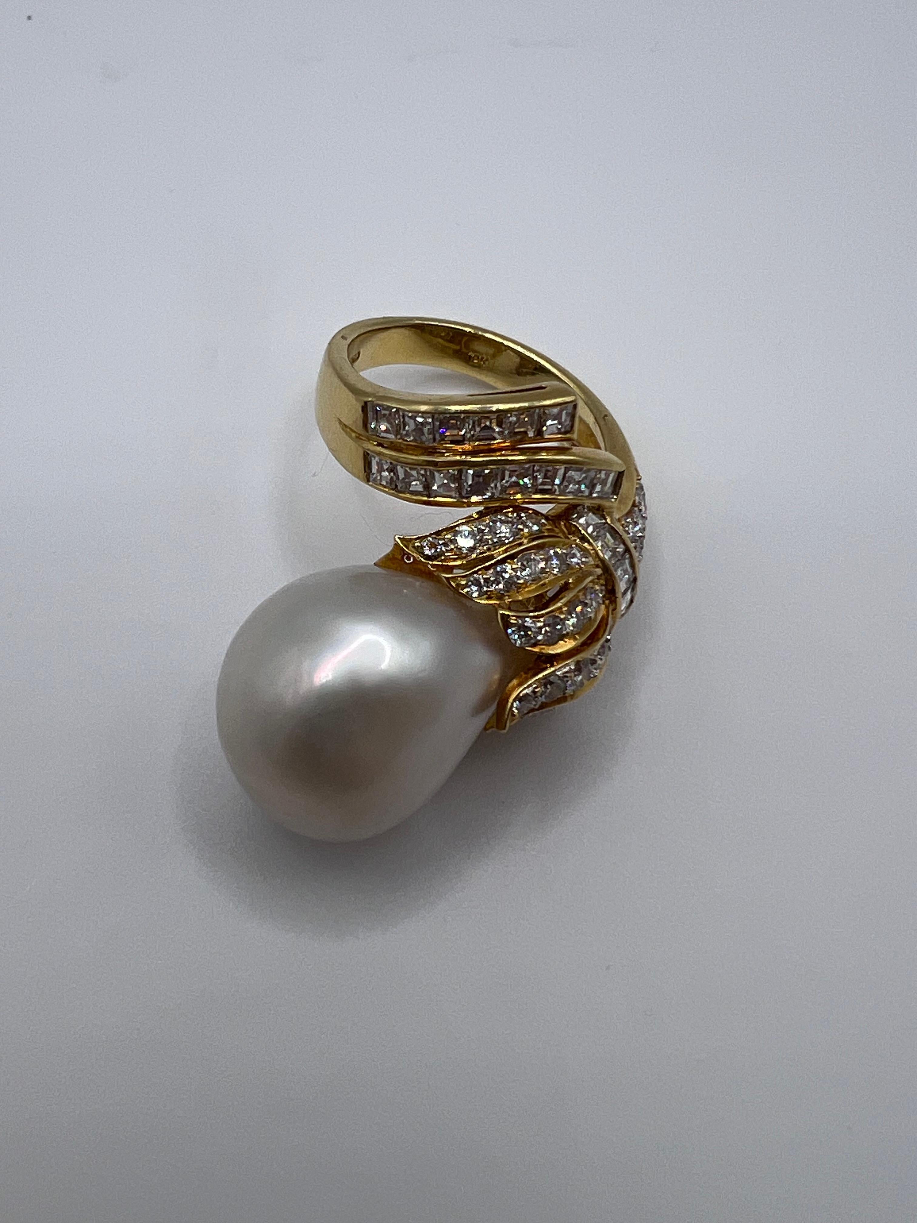 Taille ronde Bague en or jaune 18 carats, diamants et perle des mers du Sud en vente
