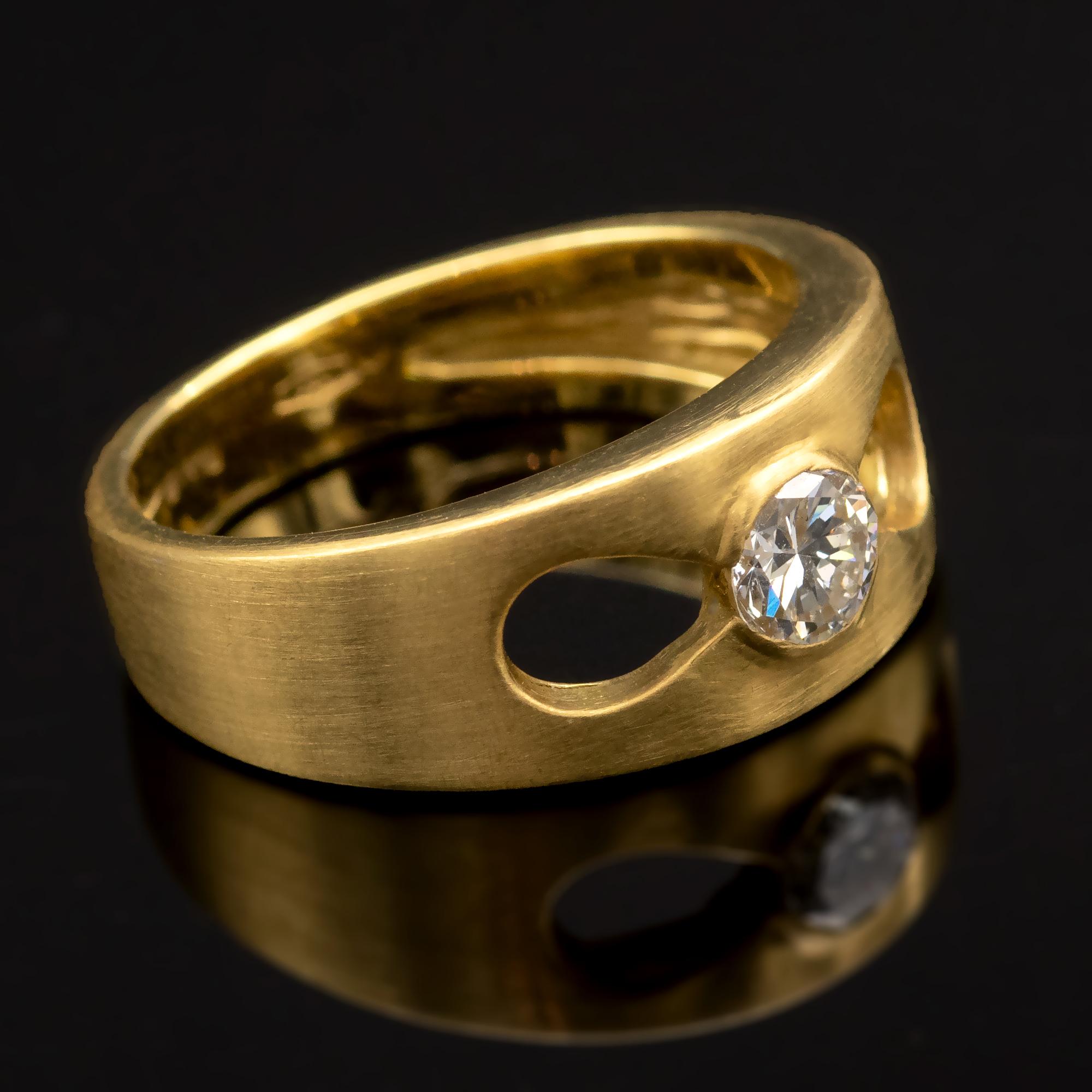 Moderner Ring aus 18 Karat Gelbgold und Diamanten (Rundschliff) im Angebot