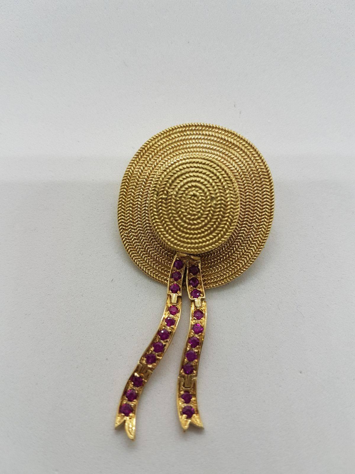 18 Karat Yellow Gold and Rubies Venetian Gondolier Hat Broach and Pendant For Sale 1