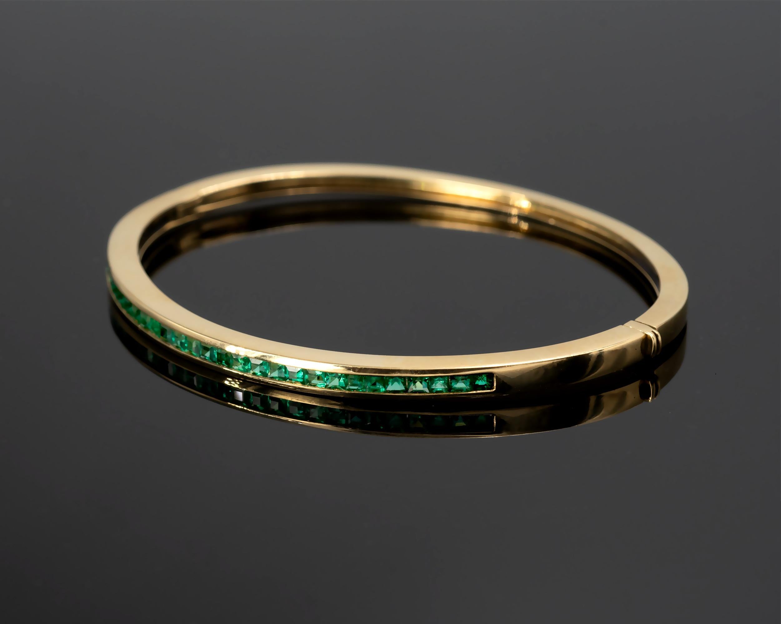Contemporain Bracelet à charnière en or jaune 18 Kt et émeraude carrée en vente