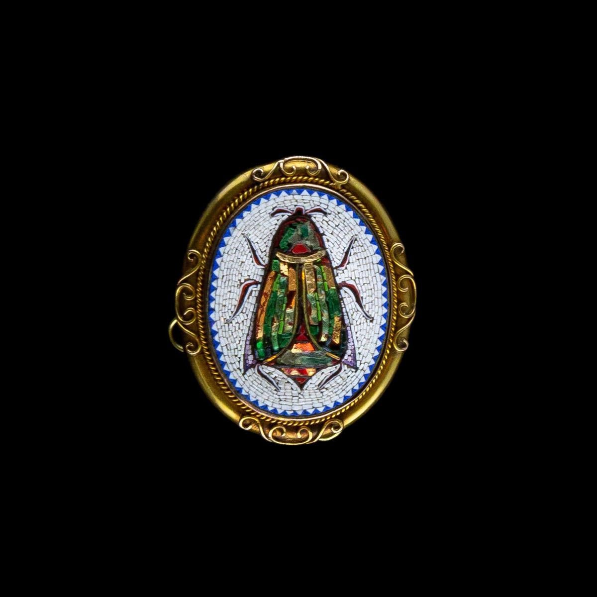 1840s 18 kt yellow gold antique brooch with minute Roman micromosaic depicting a scarab colored in shades of white, green, red and gold.
Micromosaic was born in Rome in the last quarter of the 1700s, also called the minute mosaic; the micromosaic