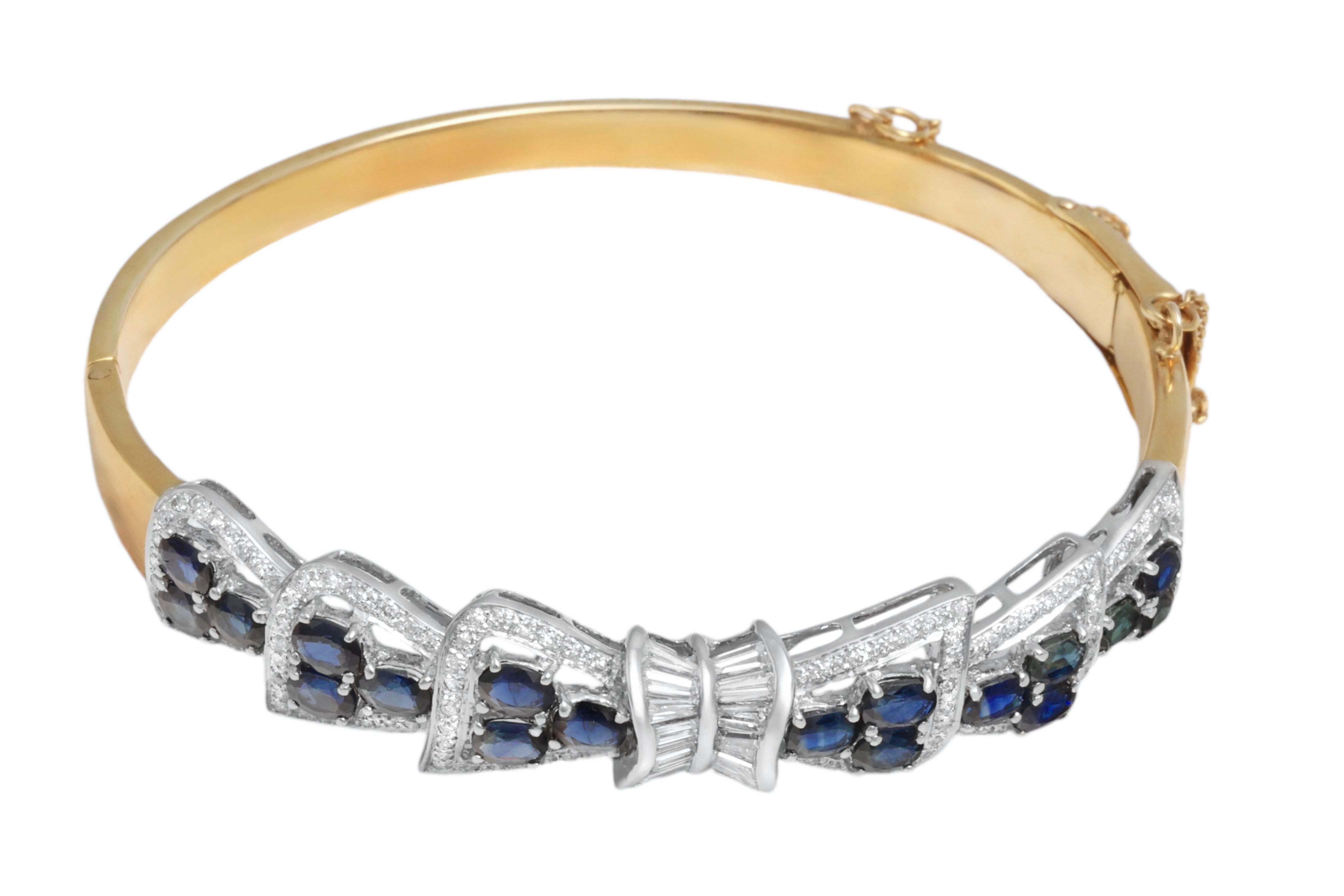 18 kt. Yellow Gold Bangle Bracelet With 2 ct Diamonds & 2.7 ct Sapphires In Excellent Condition For Sale In Antwerp, BE