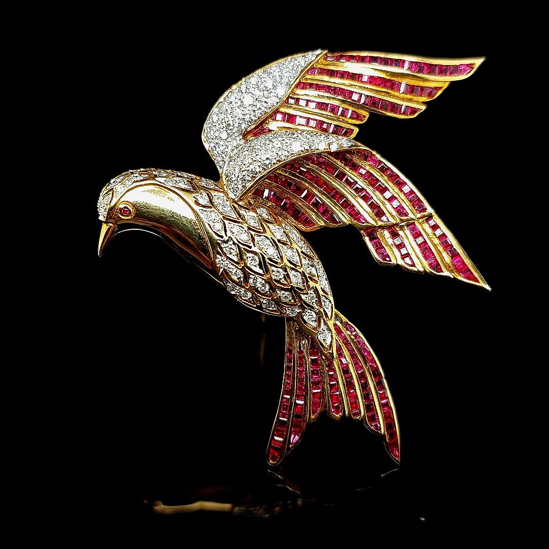 18kt Yellow Gold Bird of Paradise Brooch / Pendant with Diamonds and Ruby For Sale 2