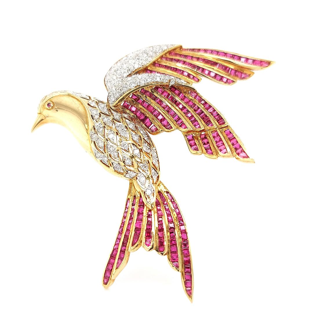 Artisan Broche/pendentif Bird of Paradise en or jaune 18 carats avec diamants et rubis en vente