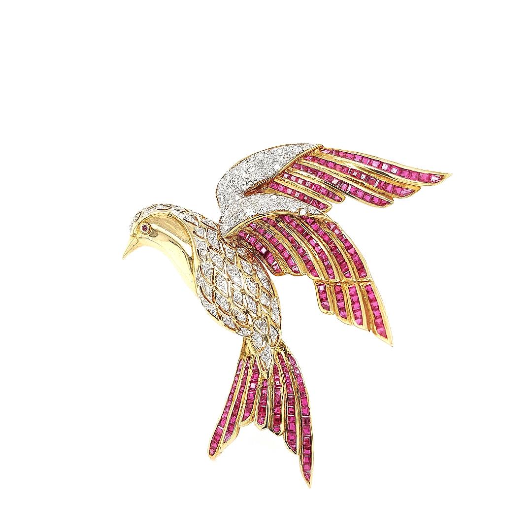 Taille brillant Broche/pendentif Bird of Paradise en or jaune 18 carats avec diamants et rubis en vente