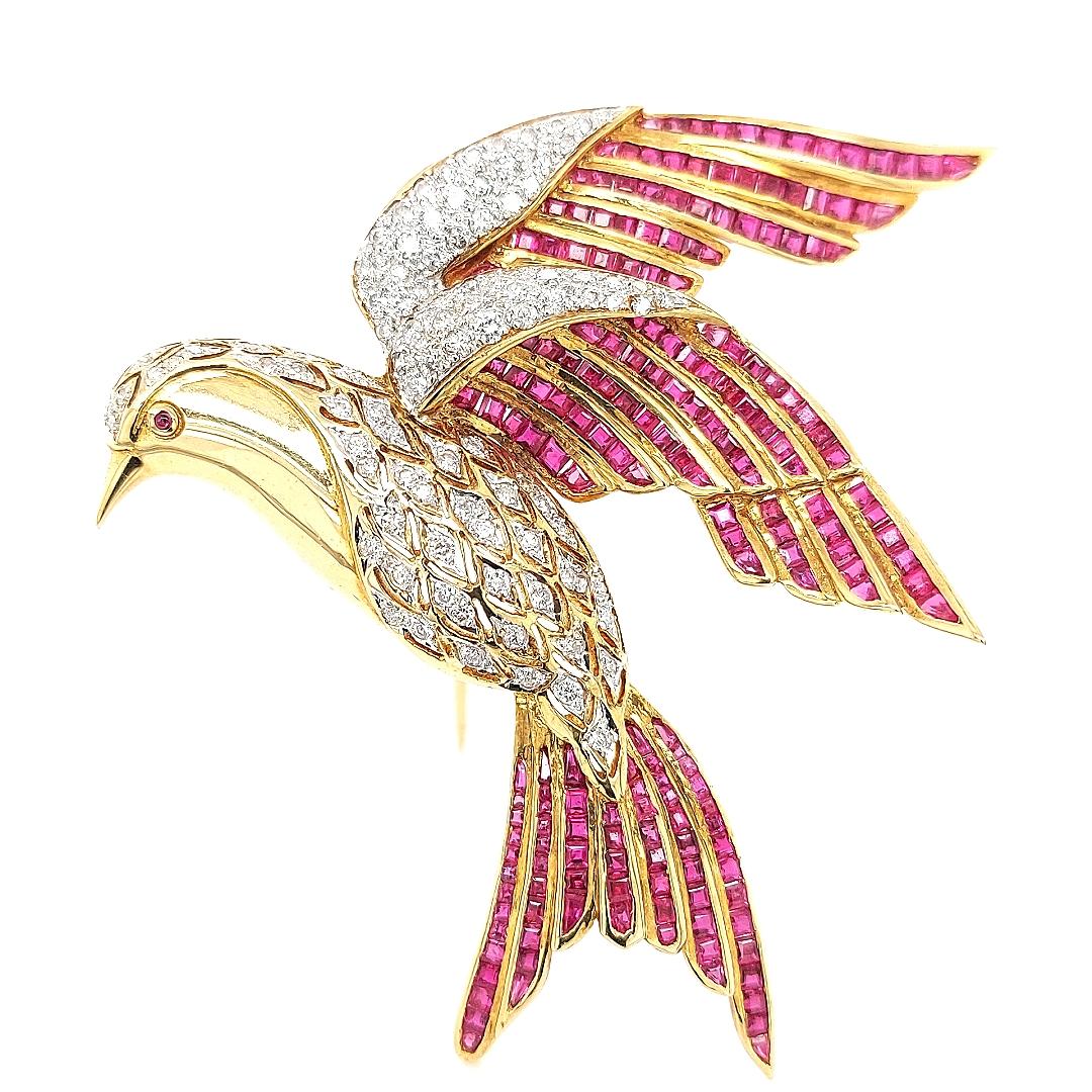 Broche/pendentif Bird of Paradise en or jaune 18 carats avec diamants et rubis Excellent état - En vente à Antwerp, BE