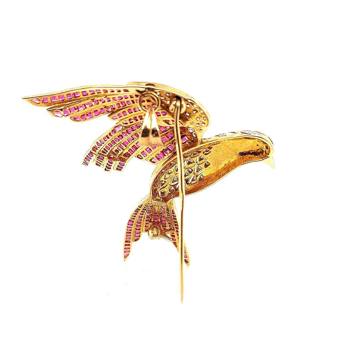 Brilliant Cut 18kt Yellow Gold Bird of Paradise Brooch / Pendant with Diamonds and Ruby For Sale
