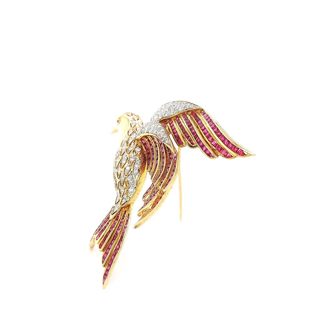 18kt Yellow Gold Bird of Paradise Brooch / Pendant with Diamonds and Ruby In Excellent Condition For Sale In Antwerp, BE