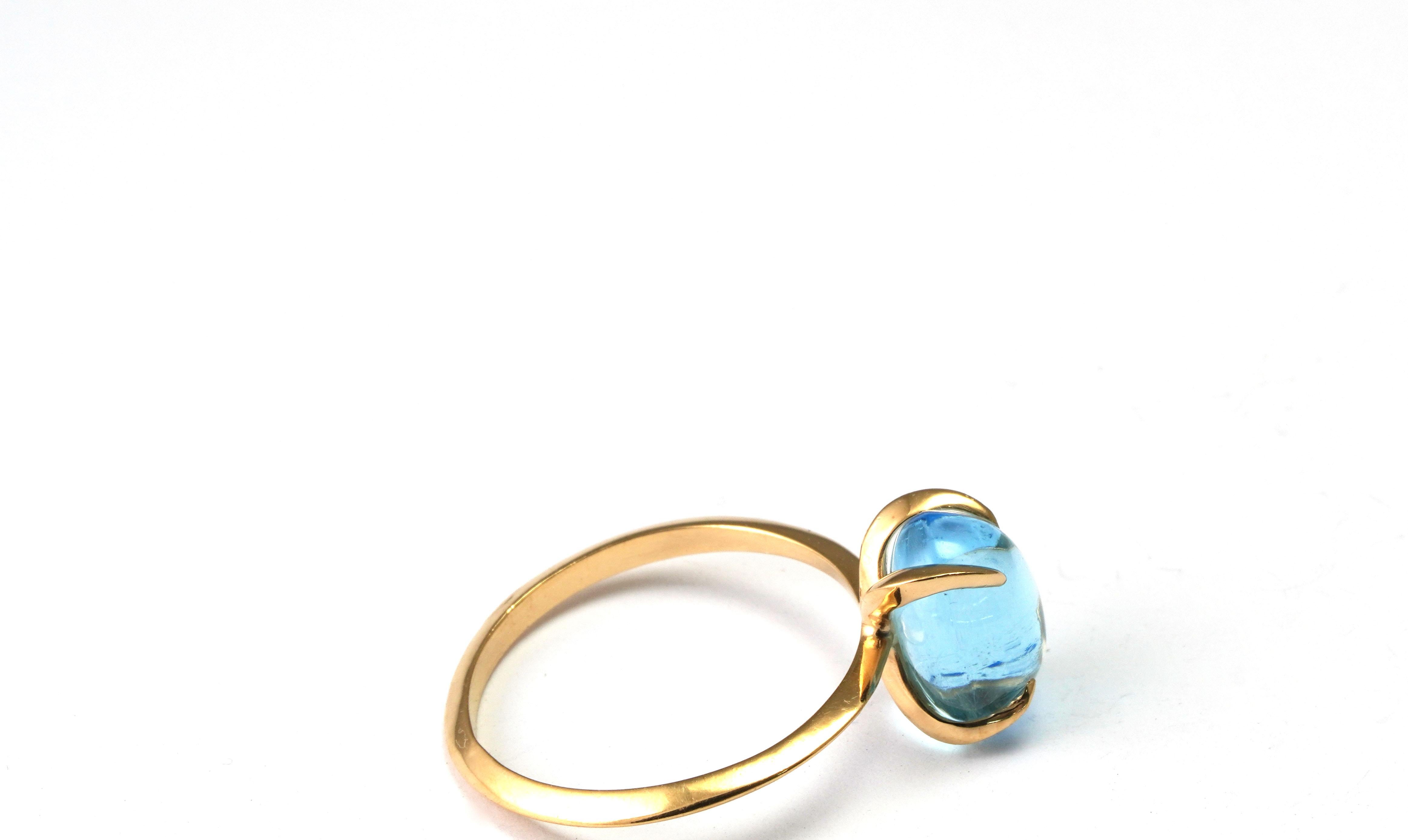 Taille cabochon Bague en or jaune 18 carats avec topaze bleue en vente