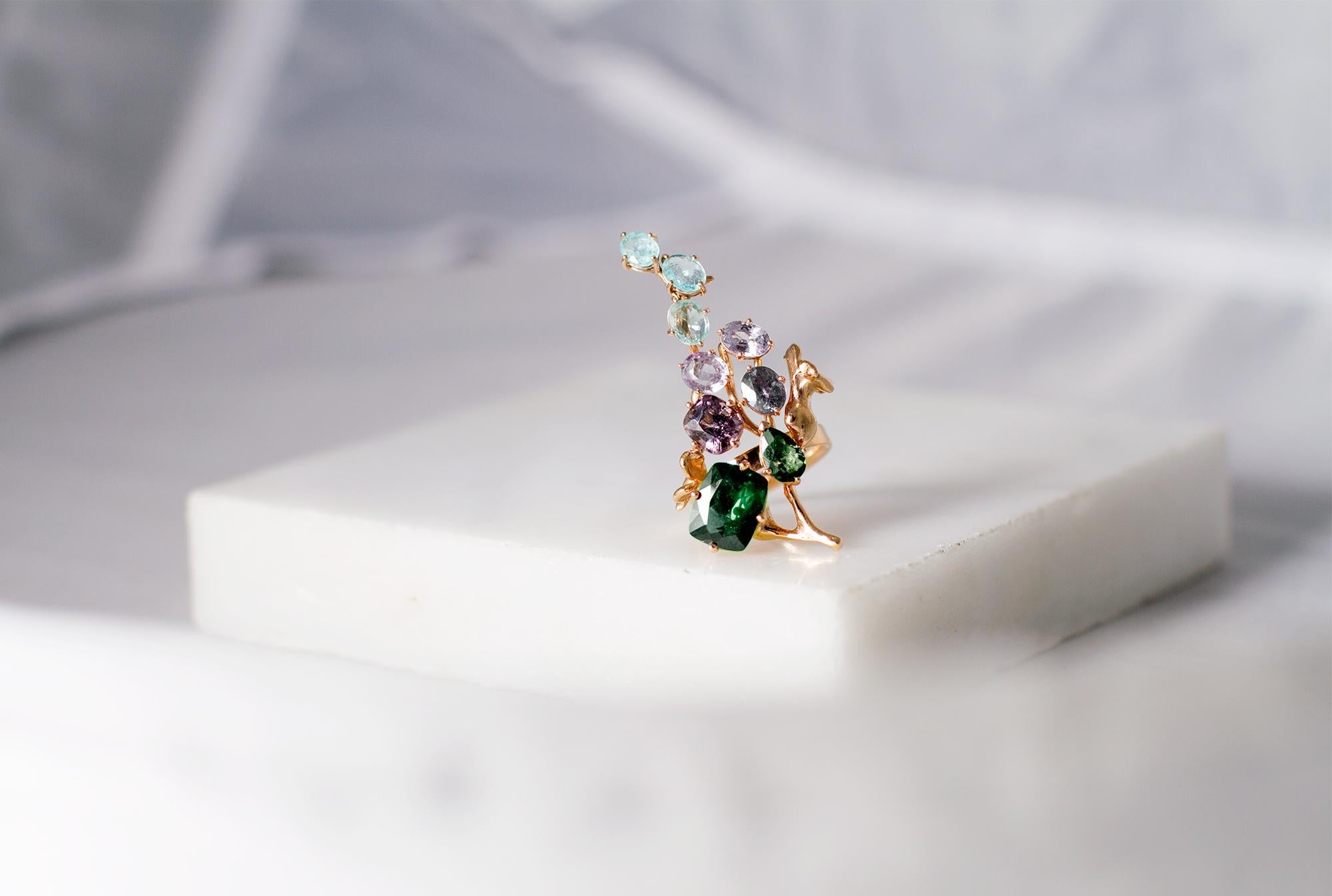 Broche escultórico de oro de dieciocho quilates con zafiros y turmalinas paraiba Contemporáneo en venta