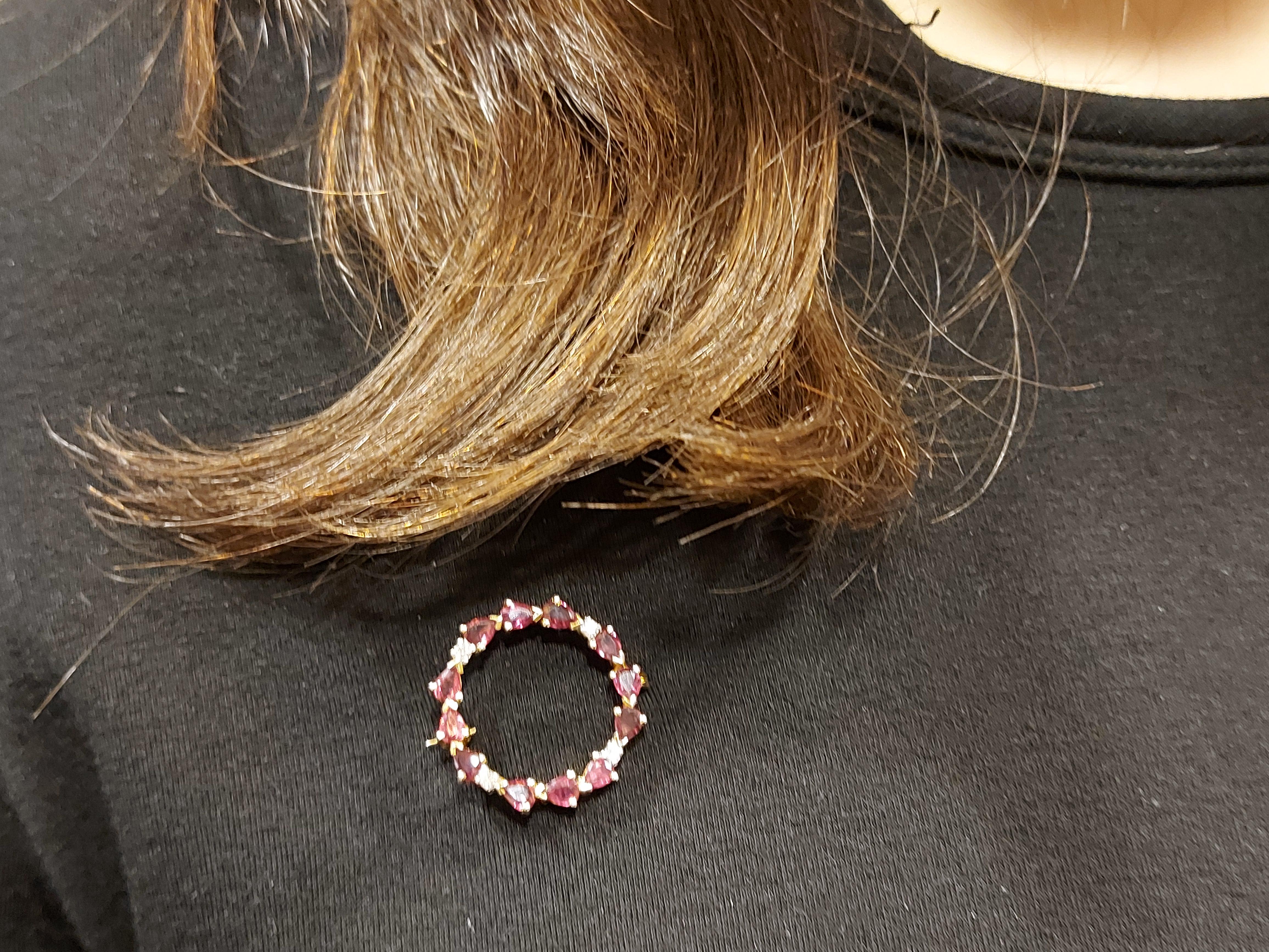 Broche en or jaune 18 carats avec diamants et rubis rouge profond en vente 5