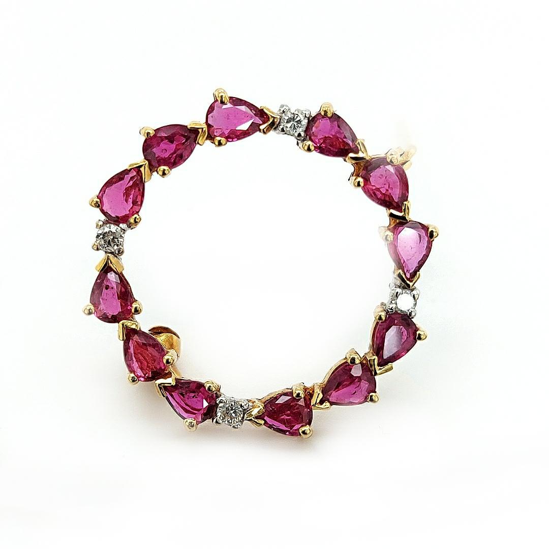 Broche en or jaune 18 carats avec diamants et rubis rouge profond Unisexe en vente