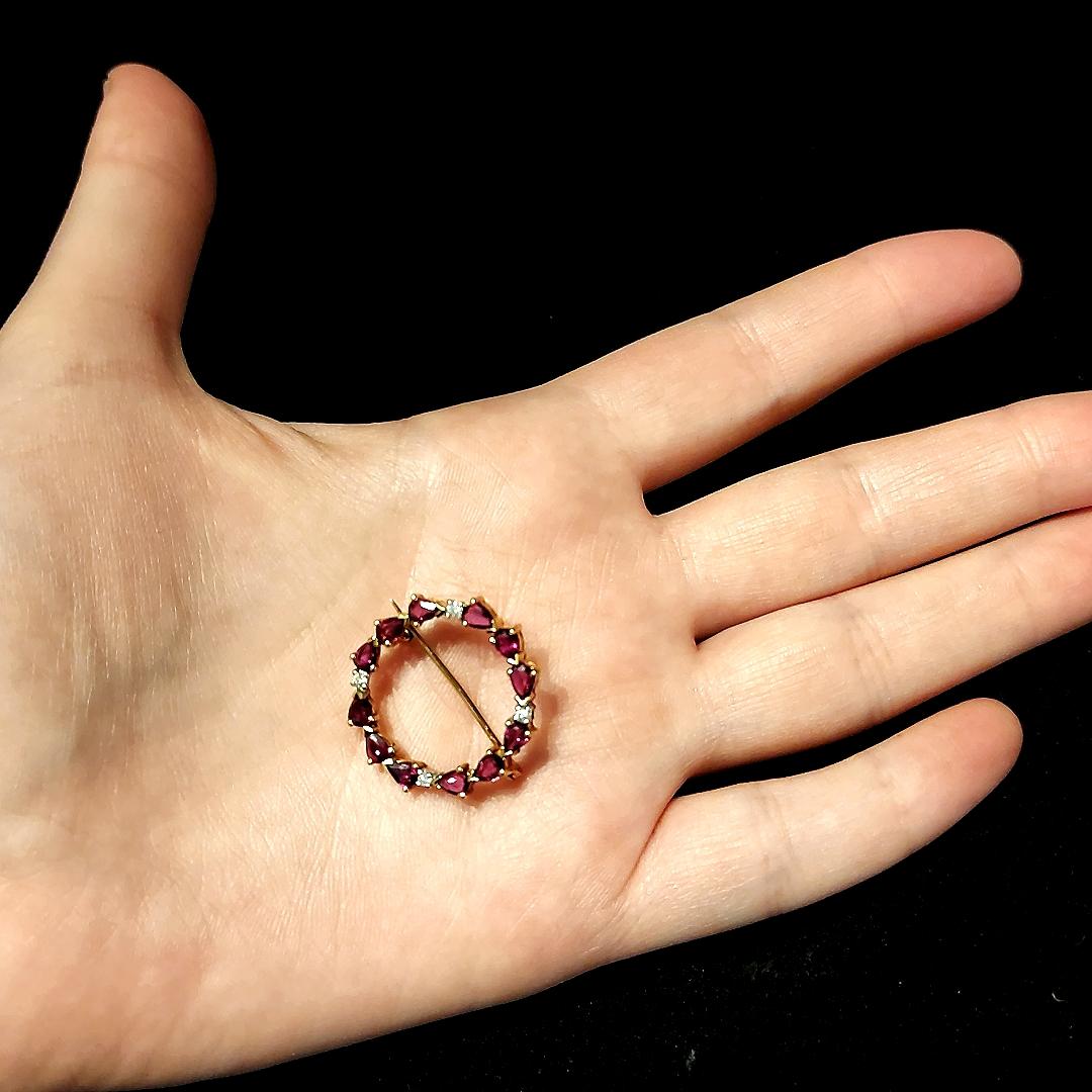 Broche en or jaune 18 carats avec diamants et rubis rouge profond en vente 3