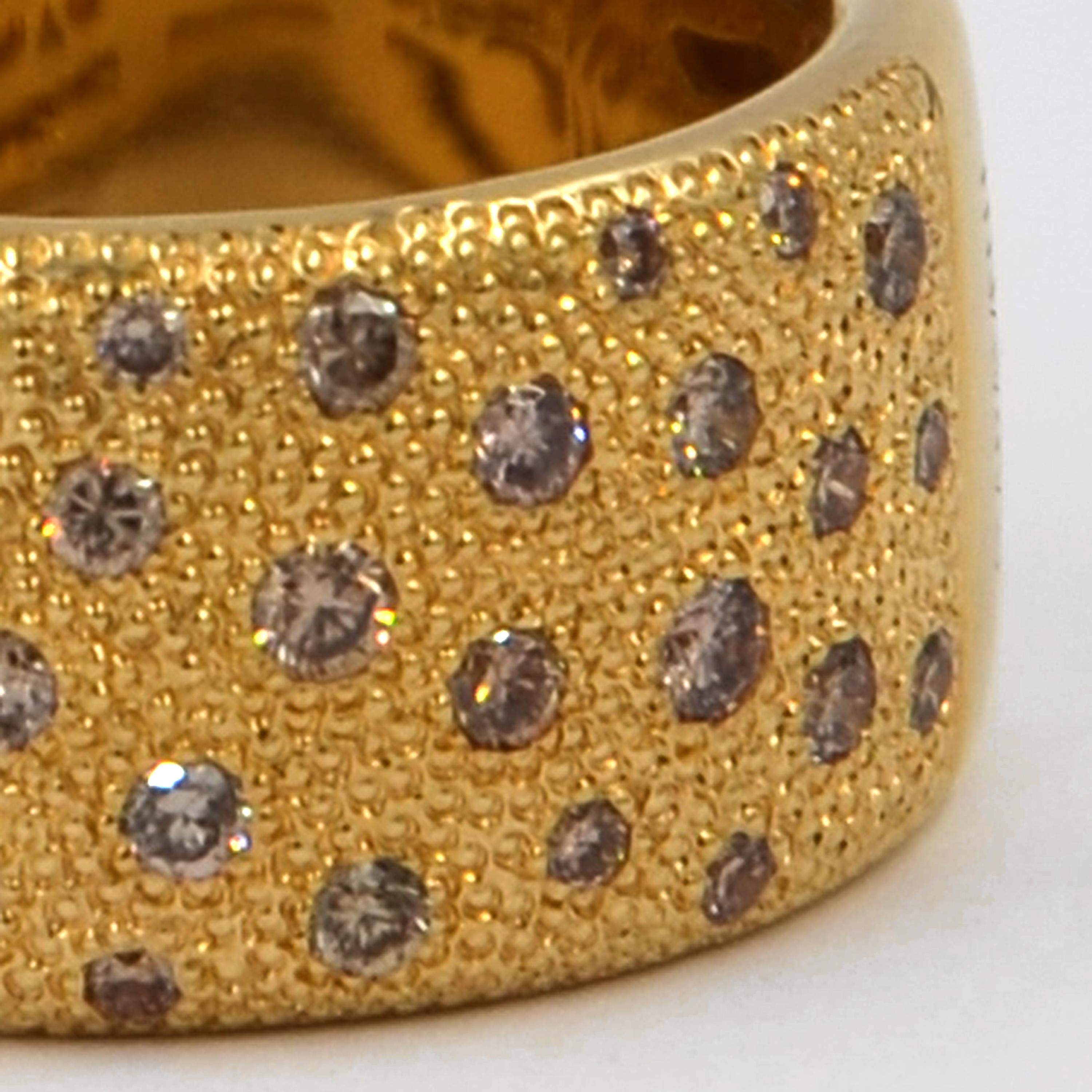 18 Kt Yellow Gold Brown Diamons Garavelli Flat Band Ring , with scattered stones on a hand hammered gold surface.
Finger  size 56
GOLD  : 16.20
BROWN DIAMONDS ct : 0.96
