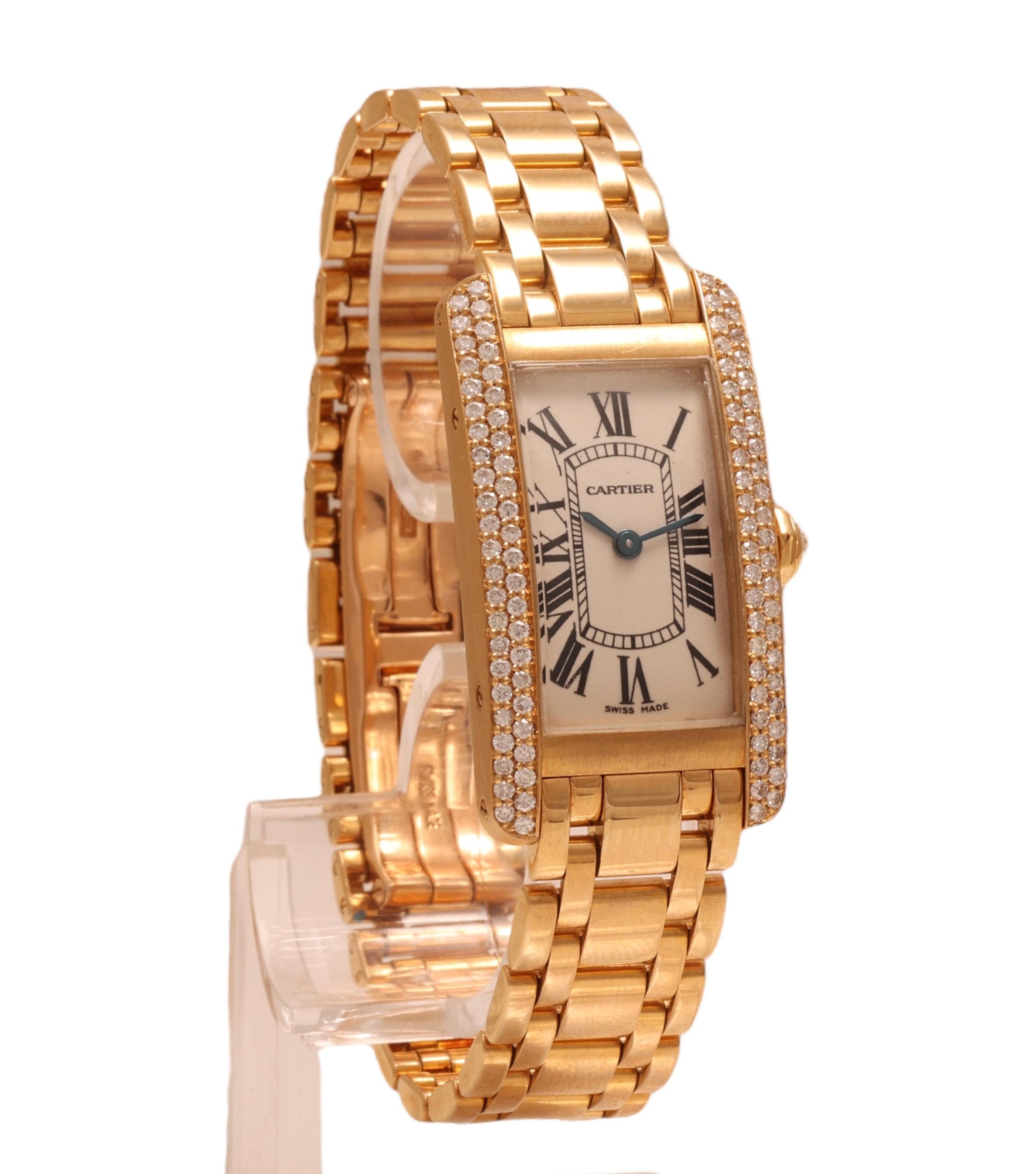 18 kt. Gelbgold Cartier Américaine 1710 Damen-Armbanduhr, mit Box und Papieren

Modell: Cartier Américaine

Referenznummer: 1710

Uhrwerk: Quarz

Gehäuse: 18 kt. Gelbgold Rechteckiges Gehäuse 19 mm x 34,5 mm, Lünette besetzt mit 0,66 ct. Diamanten +