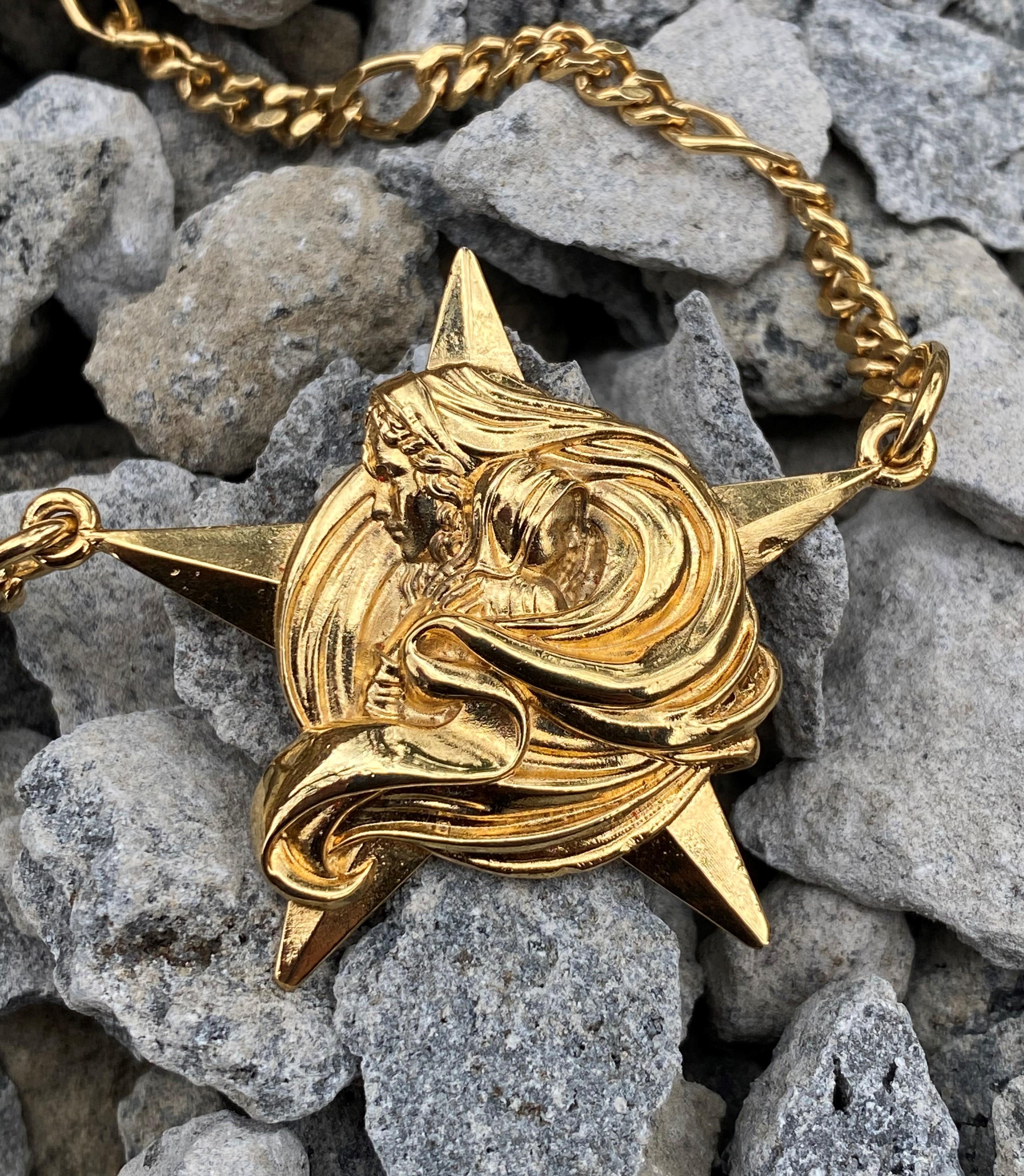 Schöner Anhänger mit 18kt Goldkette.
Zeigt einen Star und die Mutterschaft.

Der Stern misst 1,7