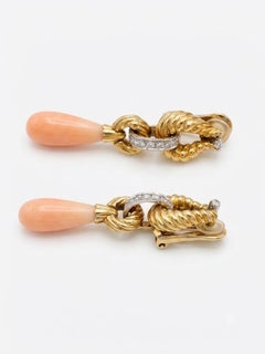 Pendientes de clip de oro amarillo de 18 quilates con coral «piel de ángel» y diamantes de 0,43 quilates