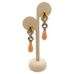 Pendientes de clip de oro amarillo de 18 quilates con coral «piel de ángel» y diamantes de 0,43 quilates