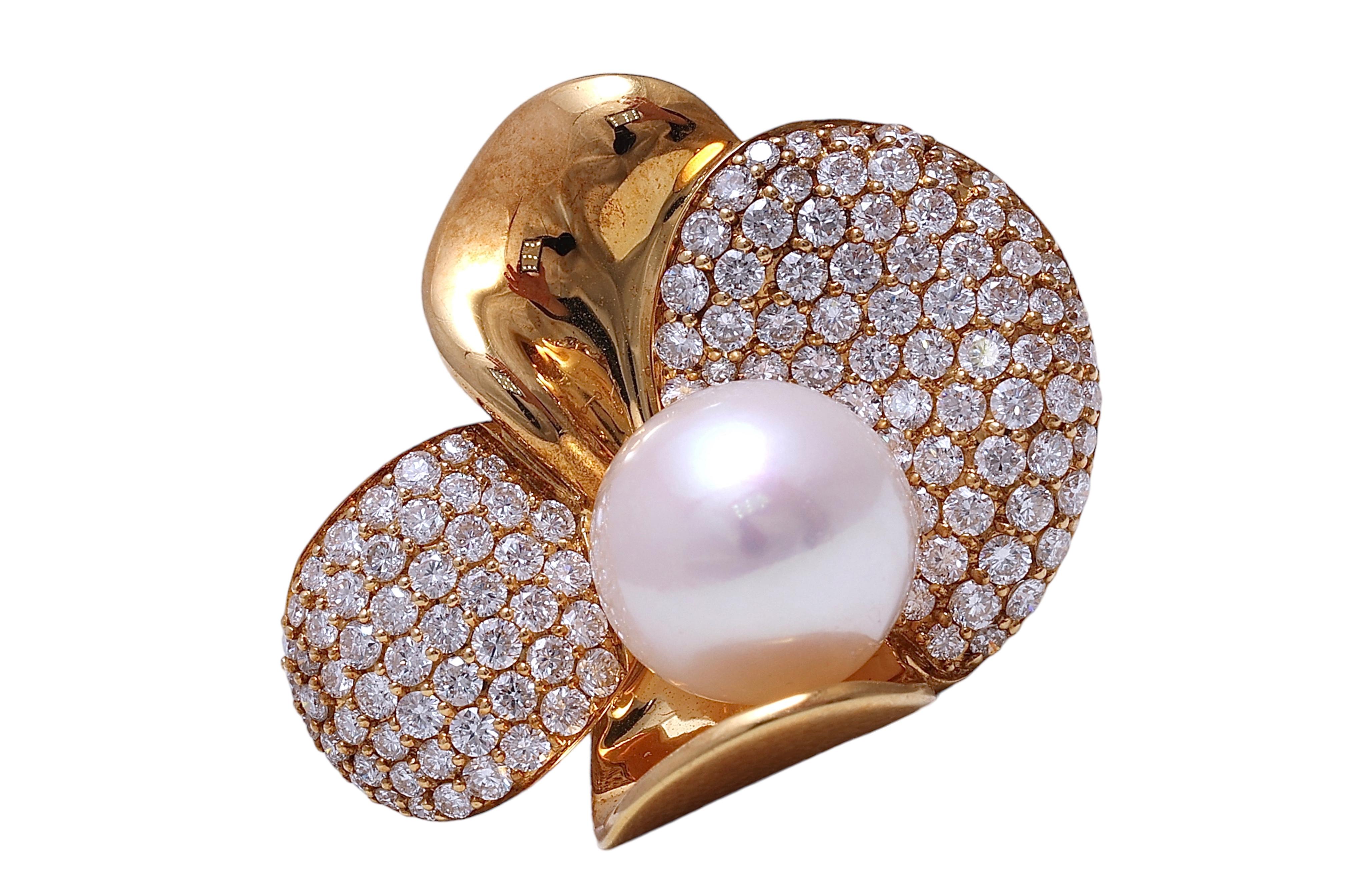 Boucles d'oreilles à clip en or jaune 18 carats avec diamants et perle d'Akoya en vente 4